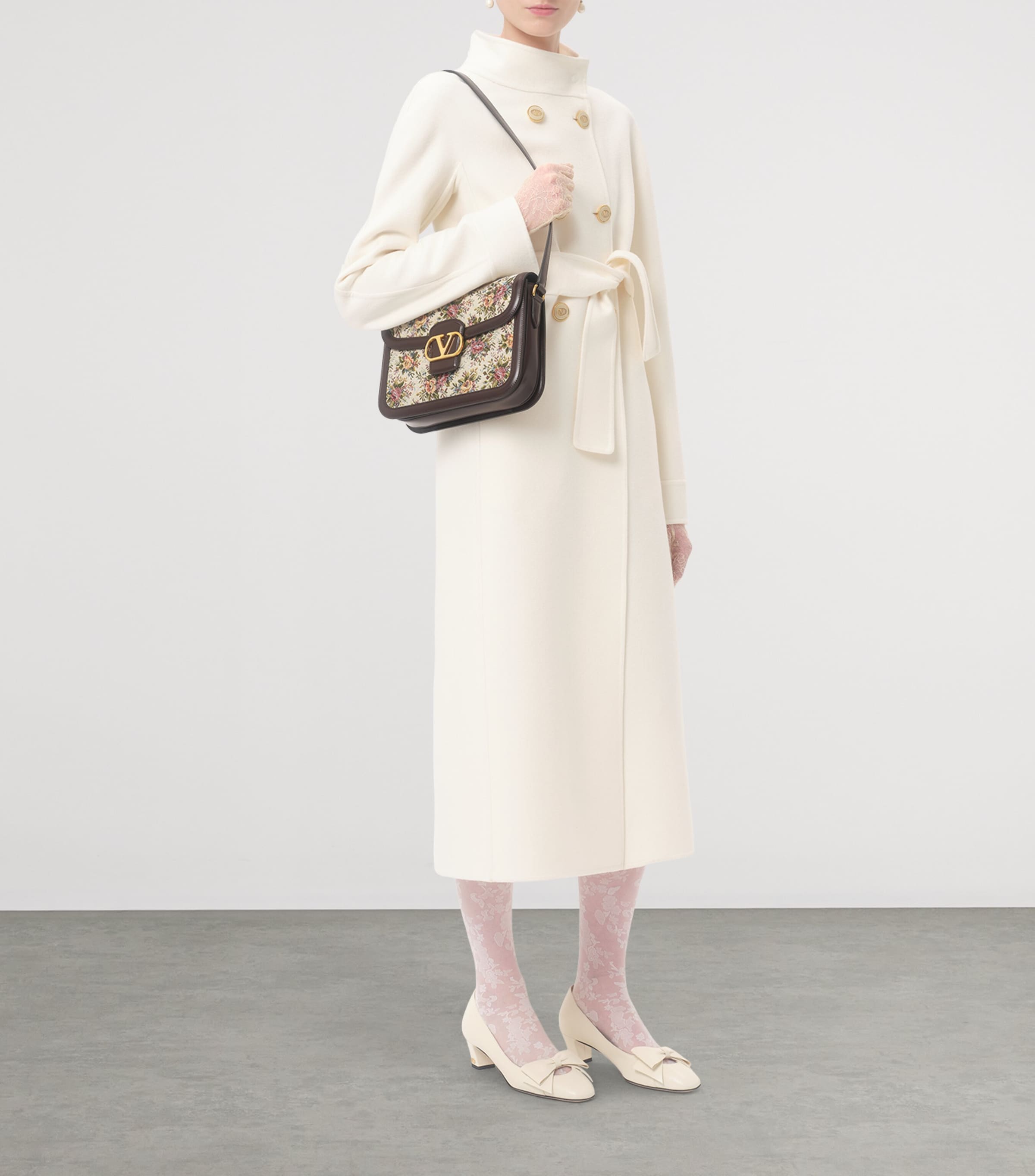 ショルダーバッグ・ポシェット Valentino Garavani Ivory Leather Le Grand Deuxieme Shoulder Valentino Garavani - Rockstud Ivory Pebbled Leather Shoulder Bag