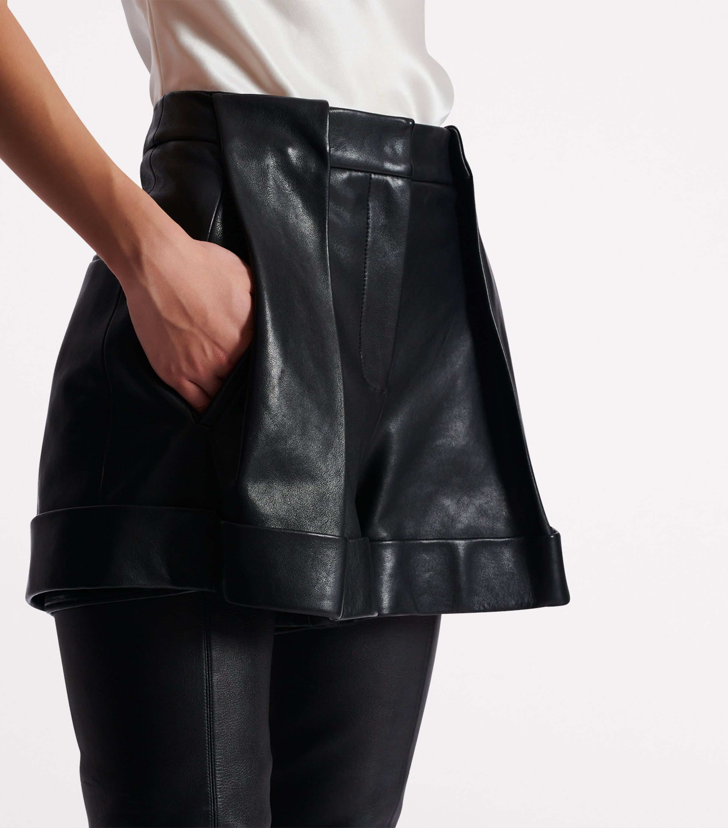 Lambskin Pleated Shorts 0PA NOIR Image 4