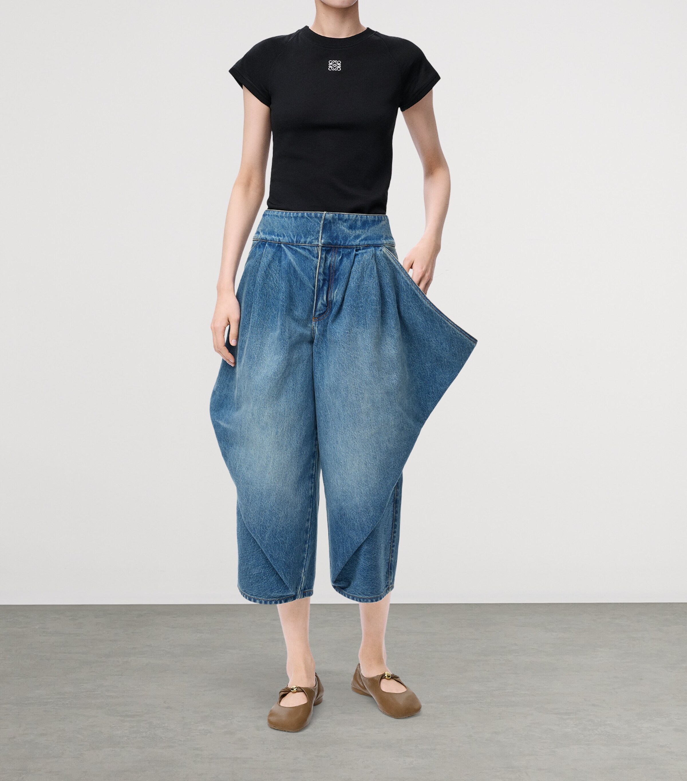 LOEWE Womens Anagram Logo T-Shirt Black Image 2