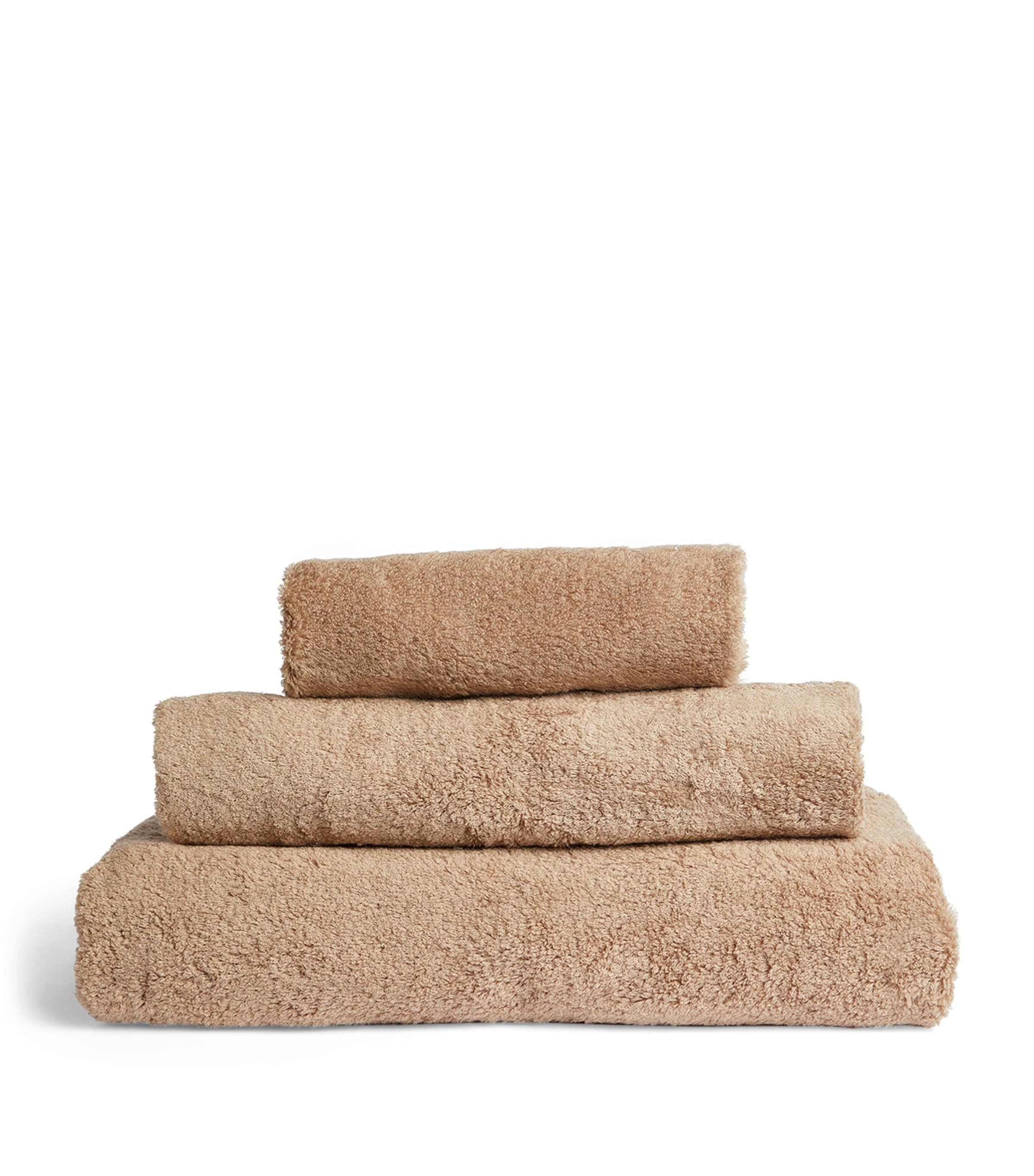 Shop Uchino Blissful Bath Towel In Beige