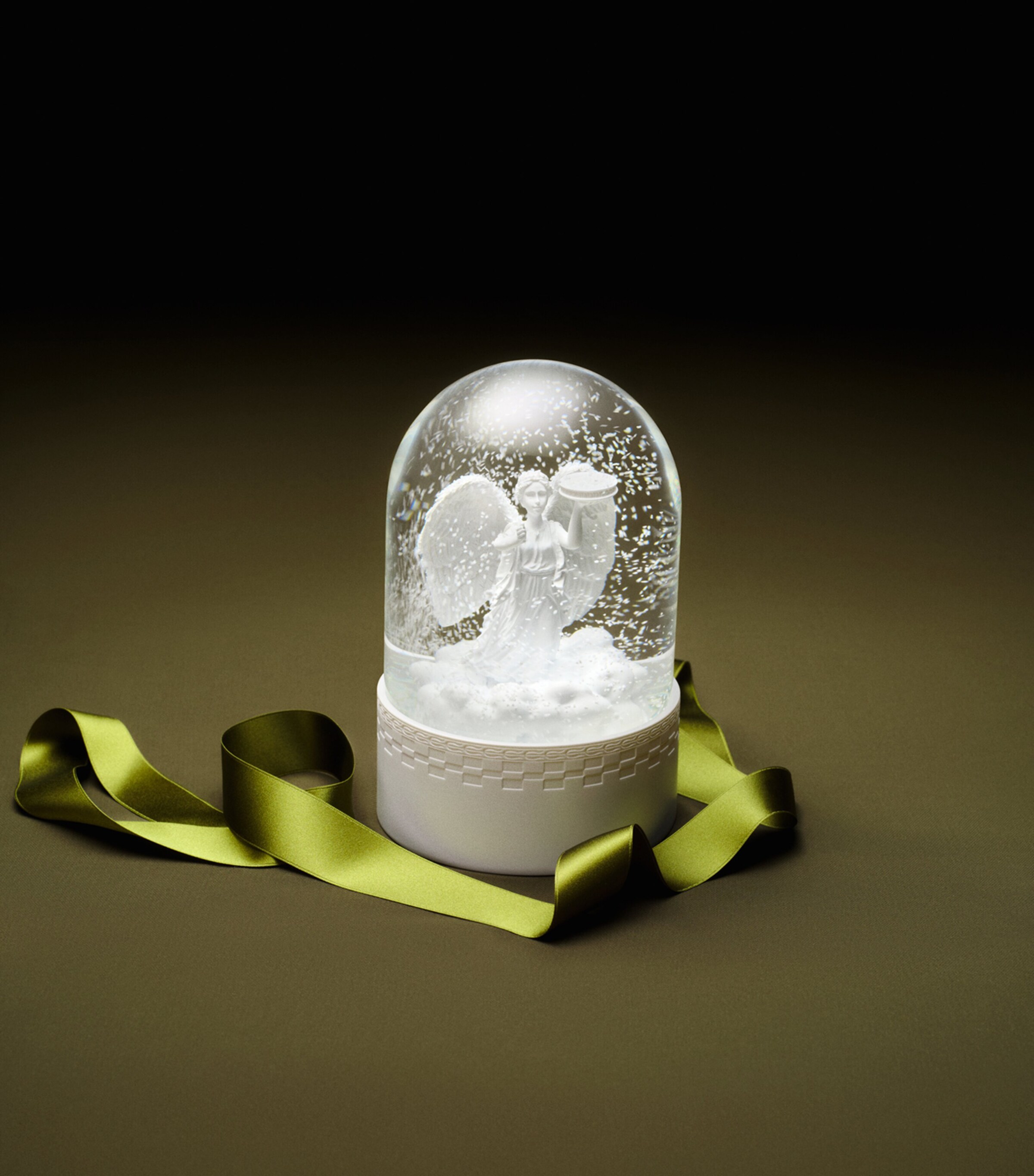 Wedgwood Festive Haniel Snowglobe White Image 2