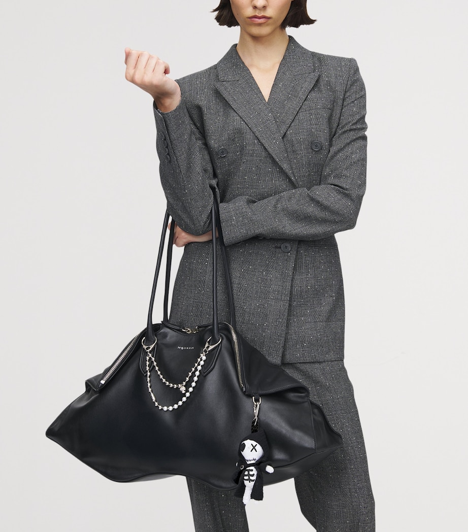 Faux Pearl And Skull Charm 1496 Image 2