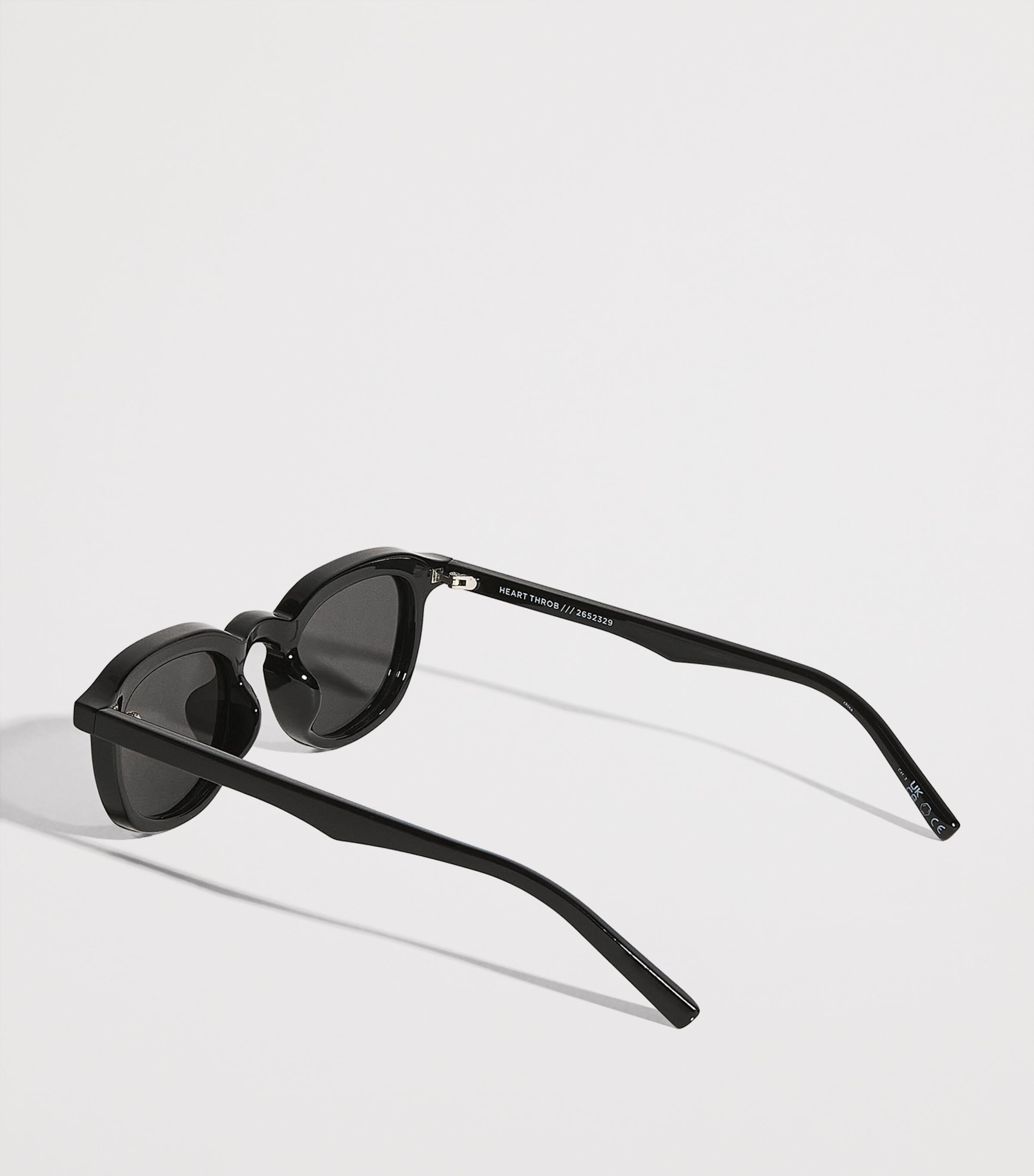 Round Heart Throb Sunglasses BLACK Image 3