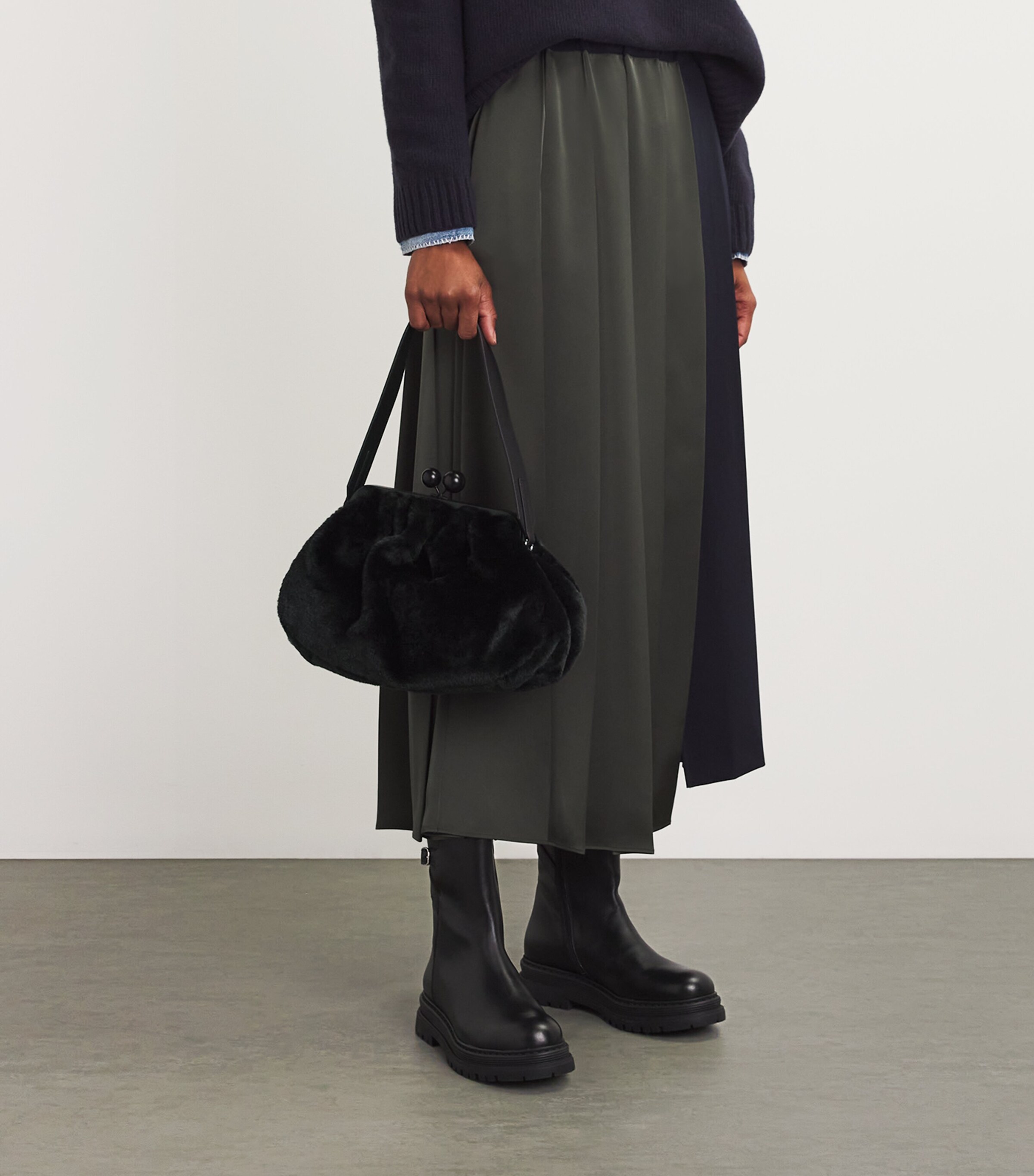 マラドーナ Weekend Max Mara Black Medium Faux Fur Pasticcino Clutch Bag