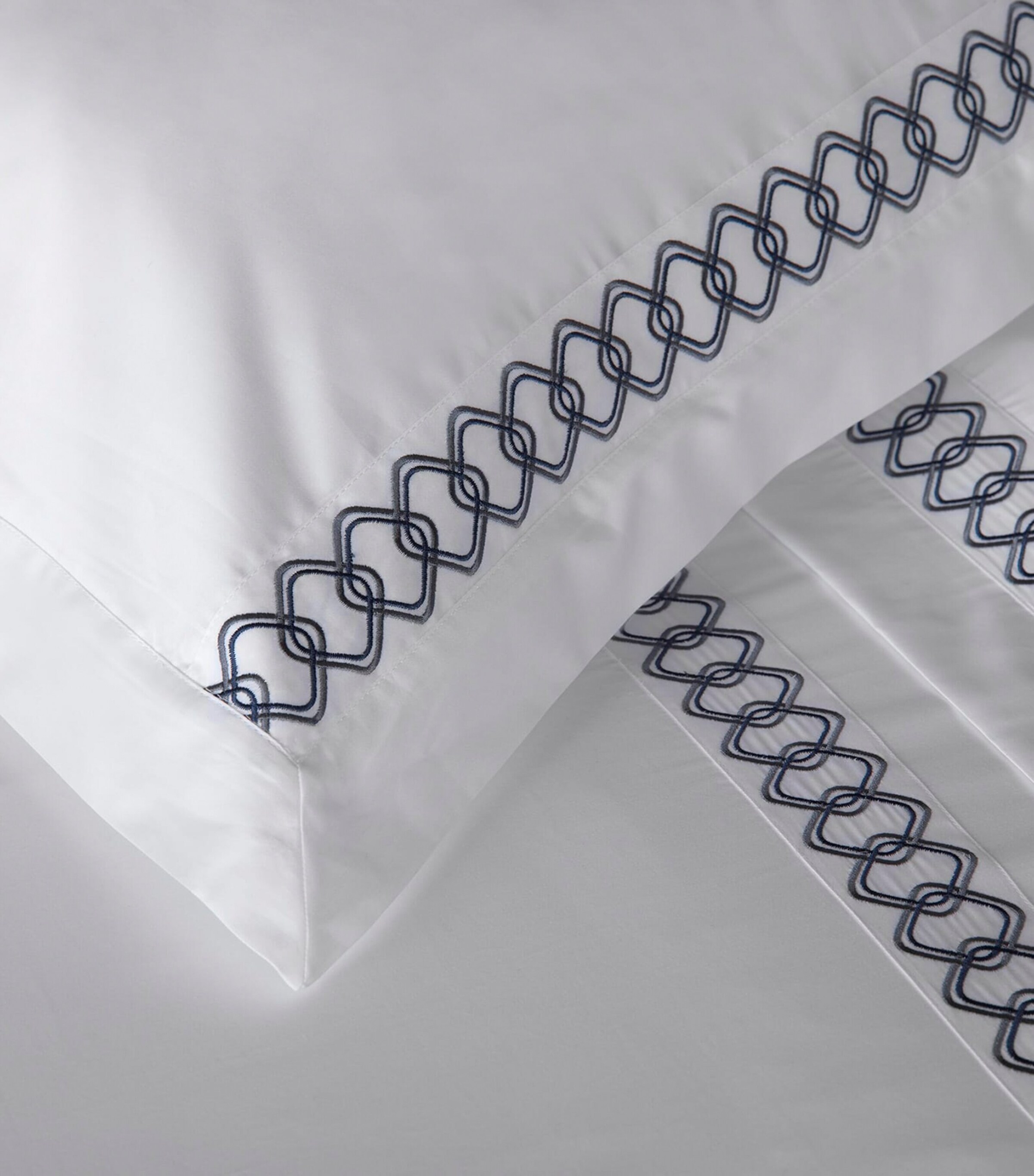 Amalia Cotton Ornato King Oxford Pillowcase Pair (50cm x 75cm) White/midnight Image 3