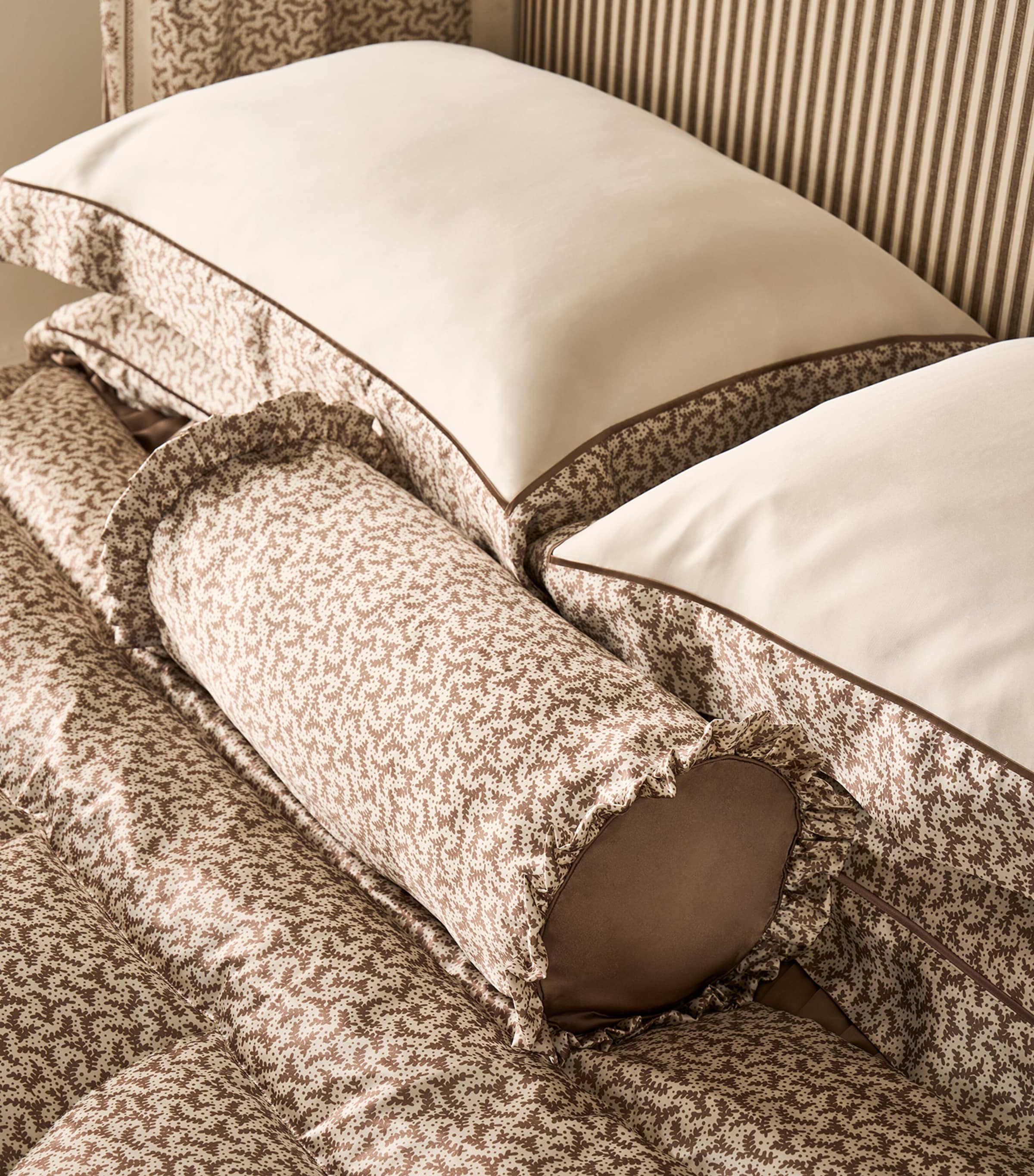 Gingerlily Silk Fern Border King Oxford Pillowcase (50cm x 90cm) Mocha/ivory Image 2