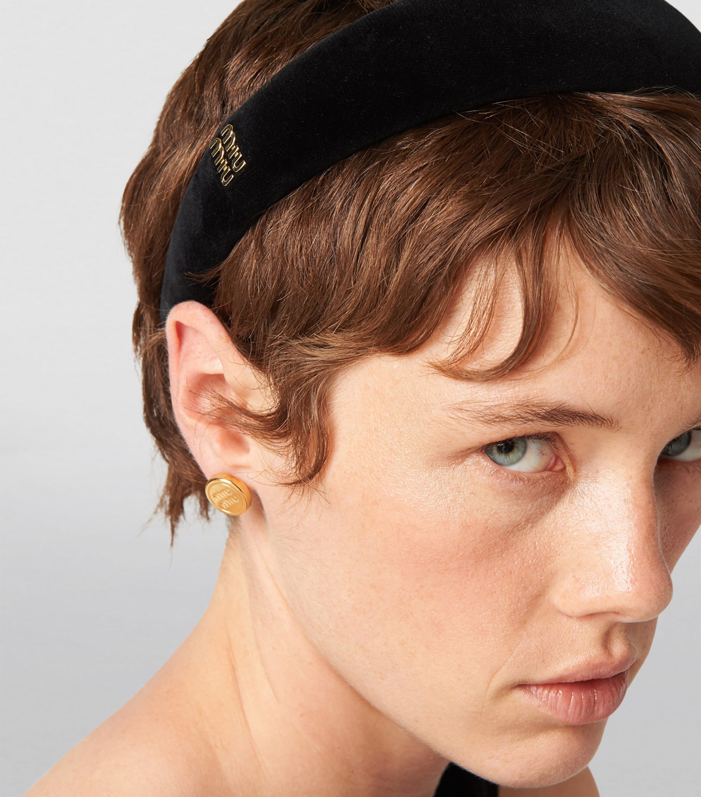 【関税無・国内発】 MIU MIU / Velvet Headband / カチューシャ Miu Miu Velvet Logo Headband | Harrods UK