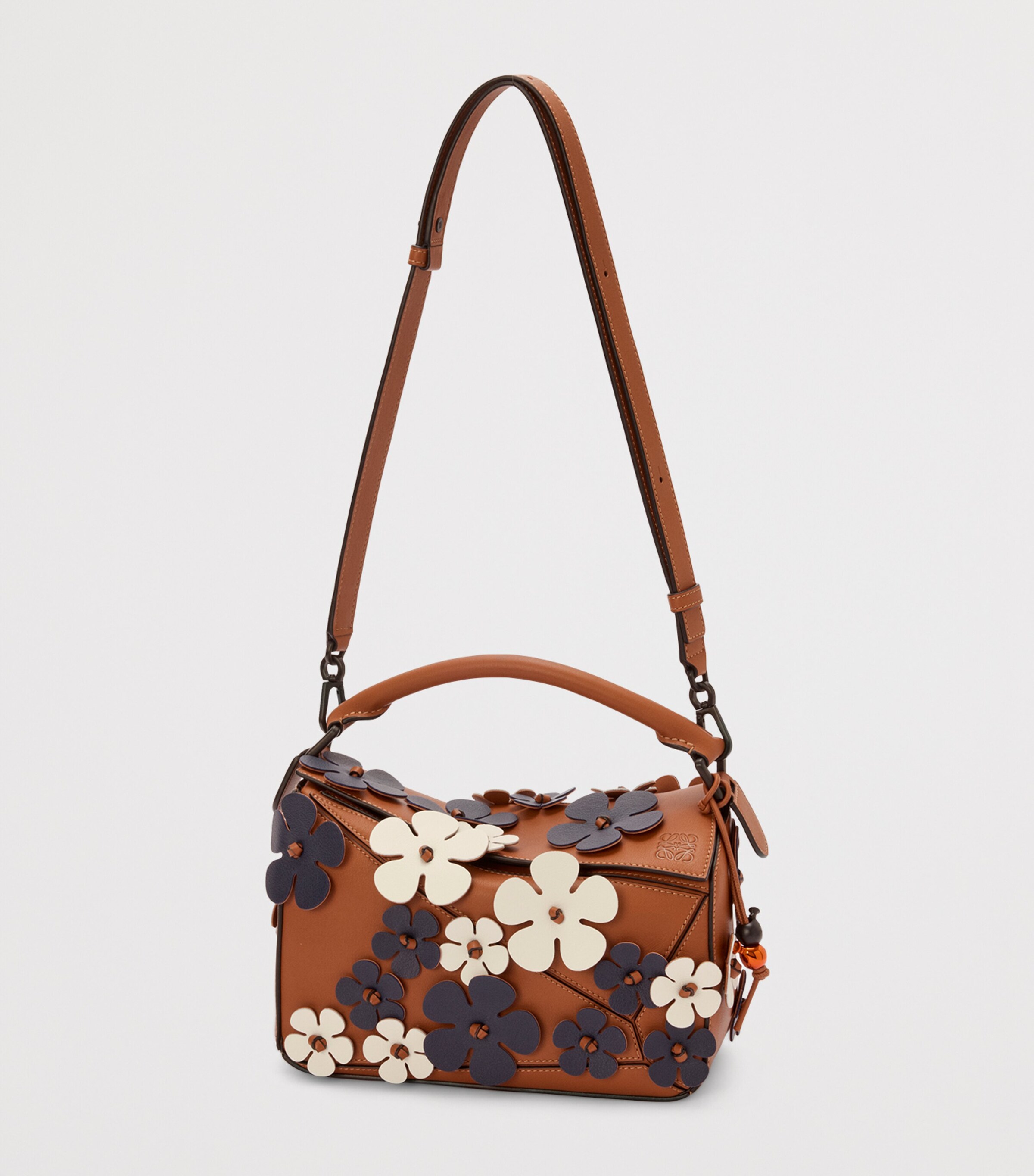 LOEWE 新作パズルバッグ Plumeria Re-edition プルメリア ロエベ「パズルバッグ」“プルメリアの花”咲くデザインや雲