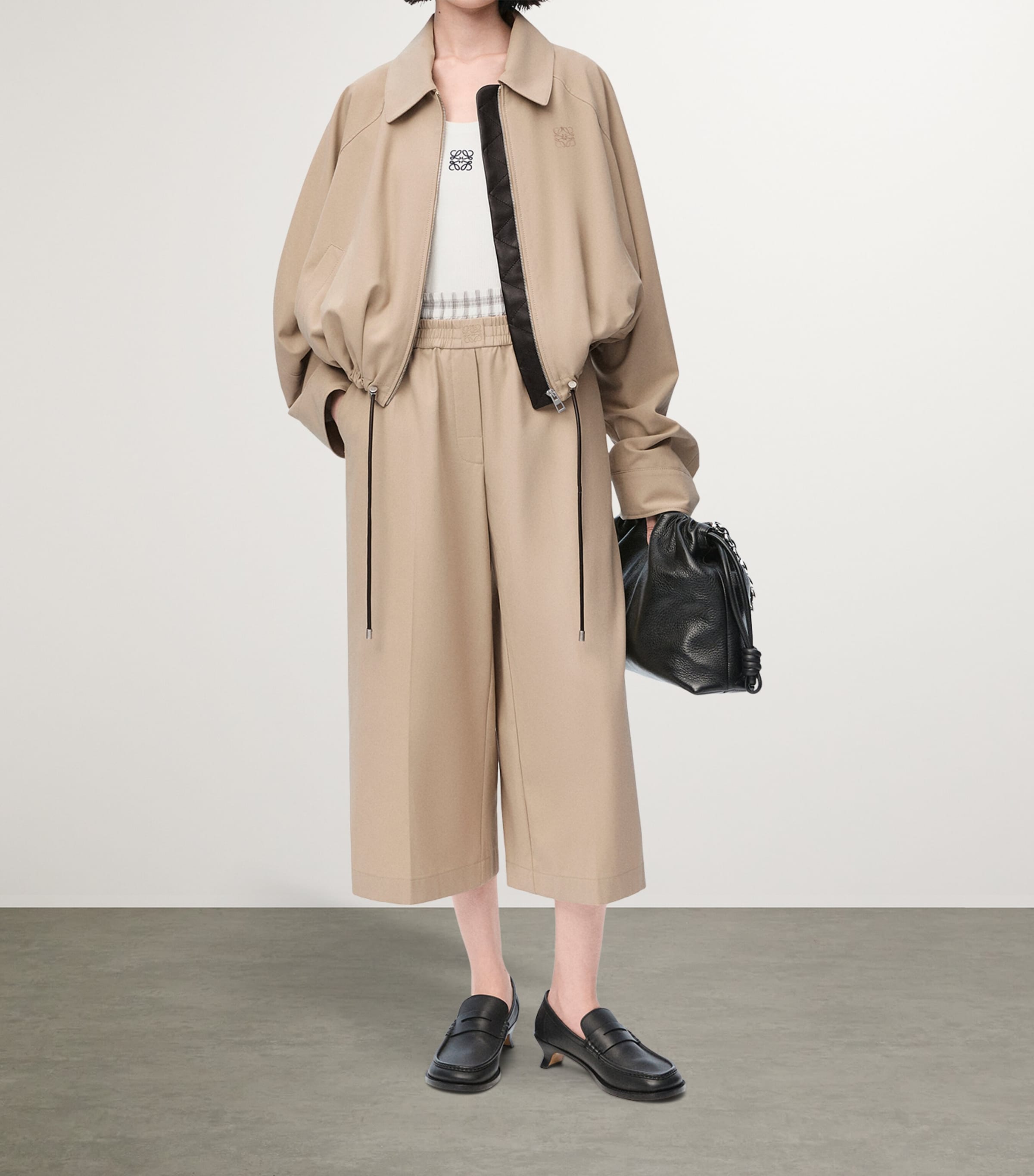 【LOEWE】Cropped Low-Rise Cottonワイドパンツ◇アナグラム刺繍 LOEWE Cropped Anagram Trousers | Harrods US