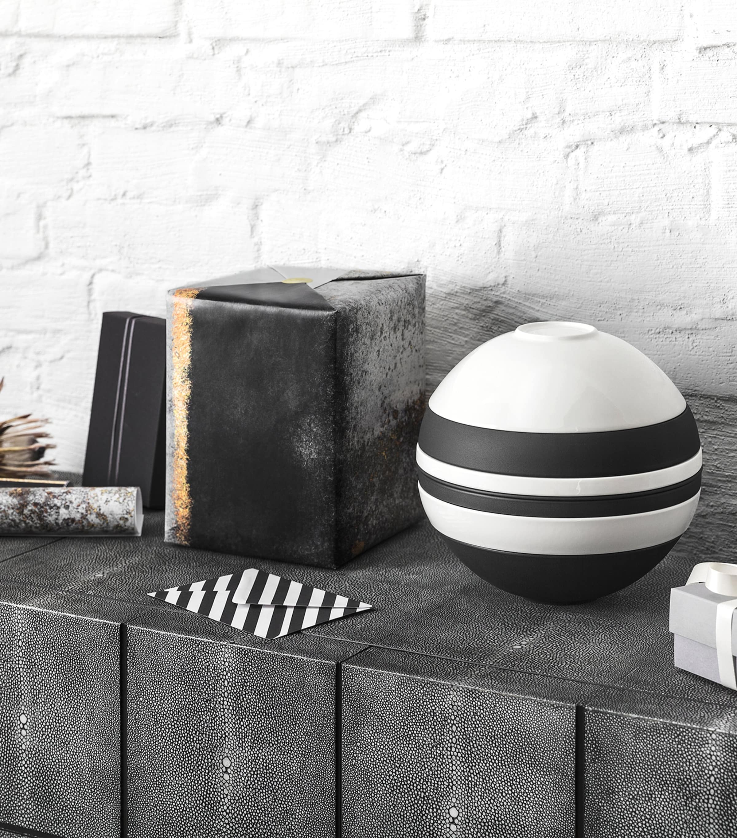 Iconic La Boule Set WHITE Image 3