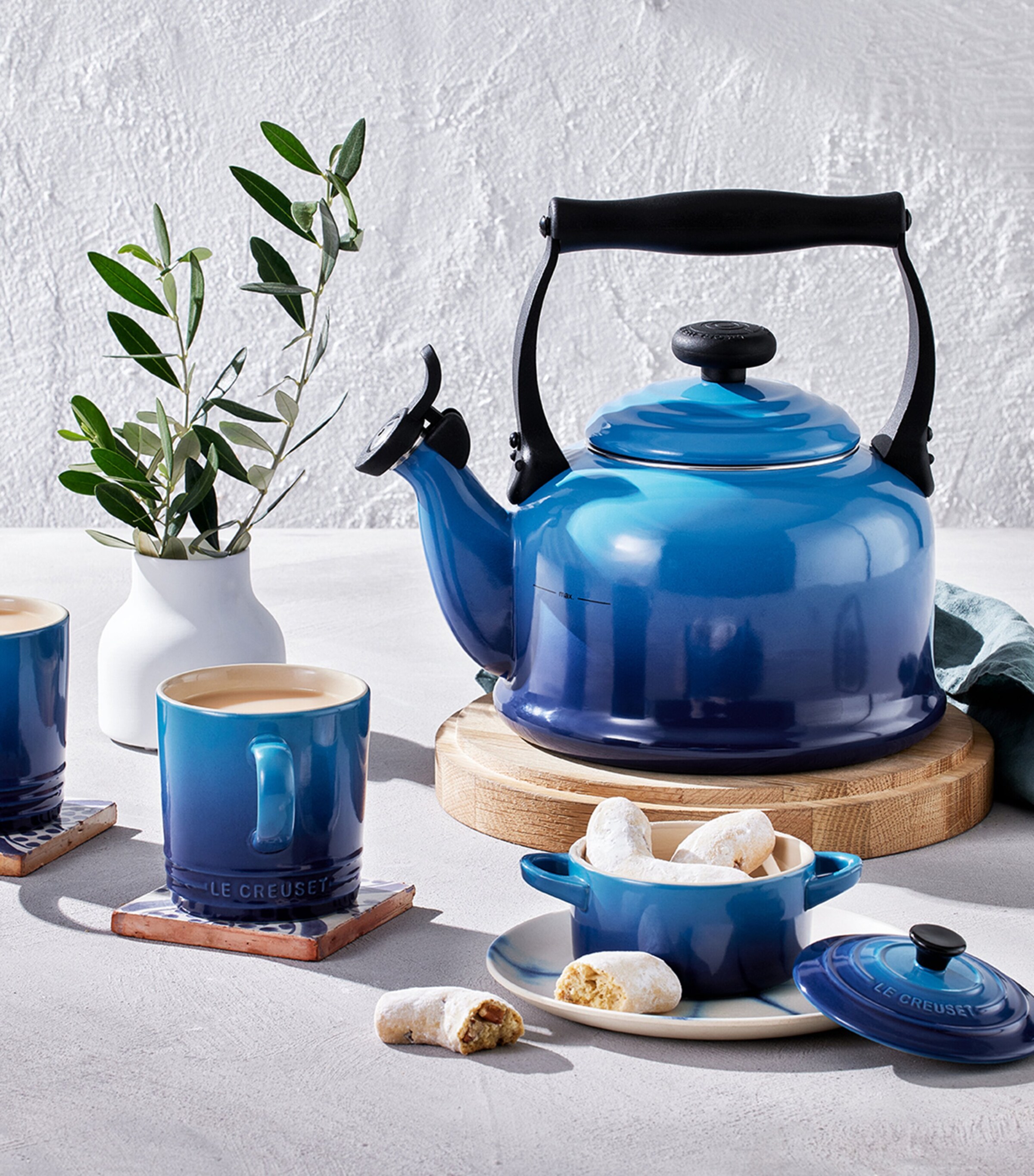 Le Creuset Enamel Traditional Kettle Azure Blue Image 5