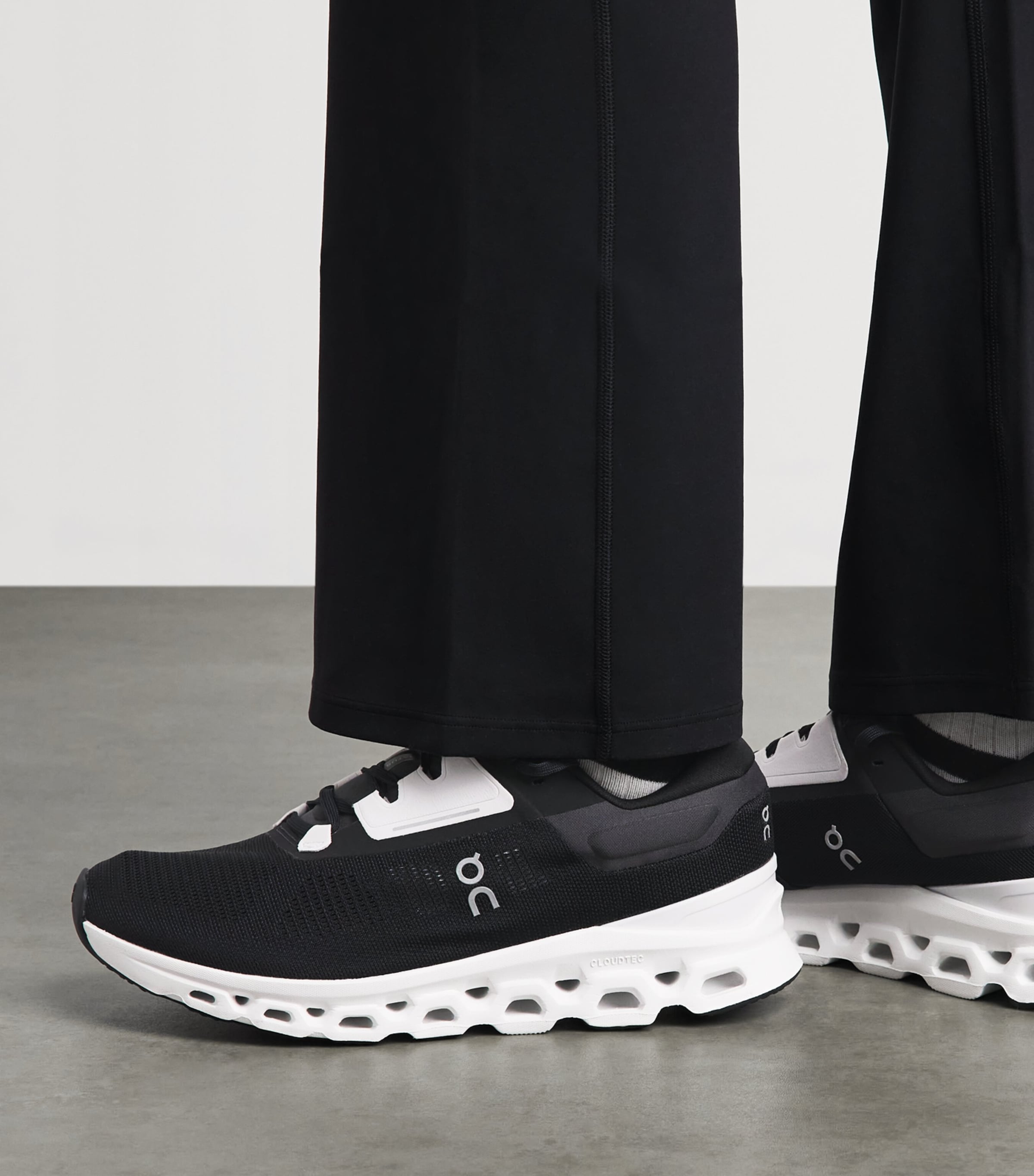 On Womens Cloudstratus 3 Trainers Black Frost Image 2