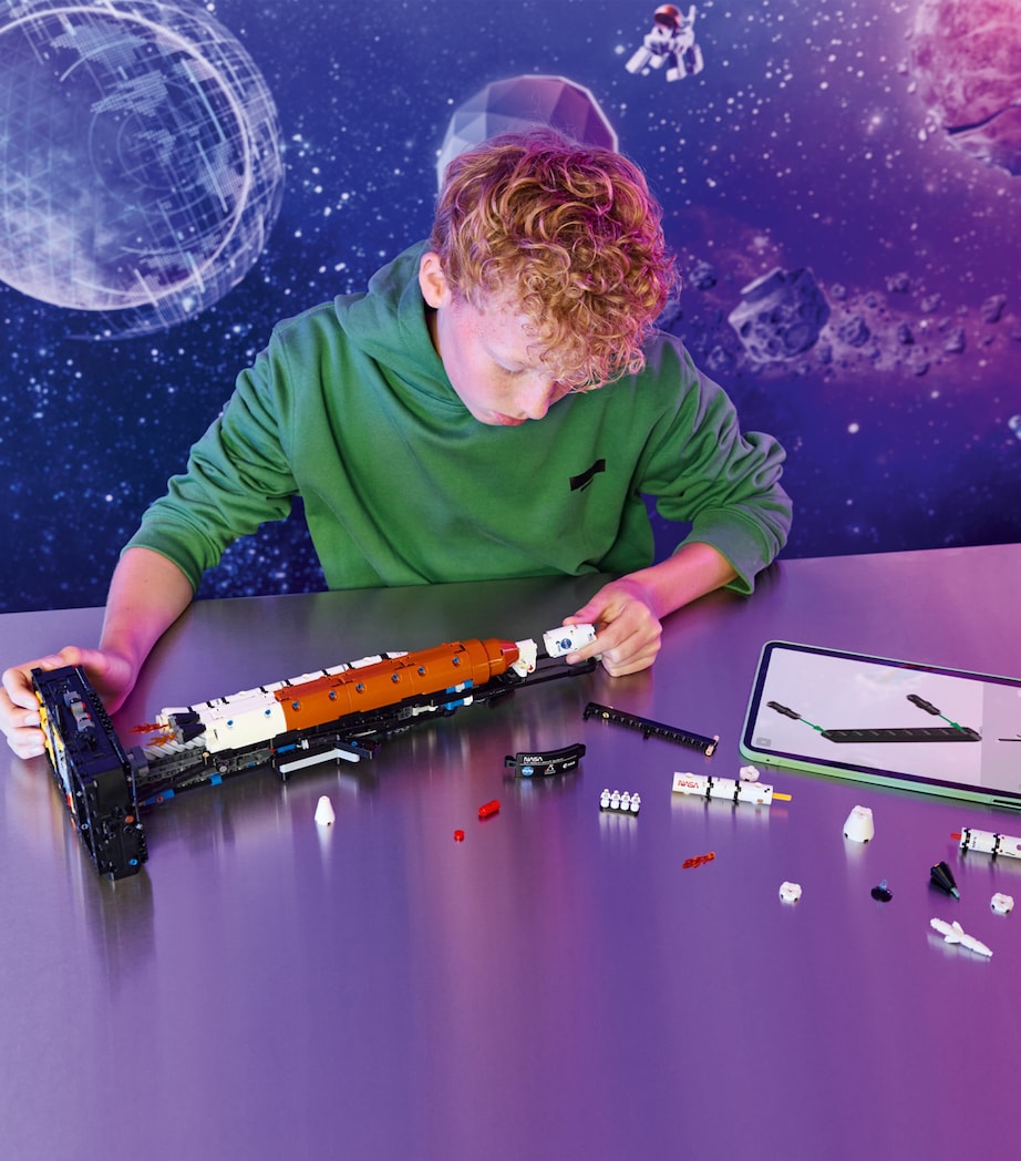 Lego Technic NASA Artemis Space Launch System Rocket 42221 Image 4