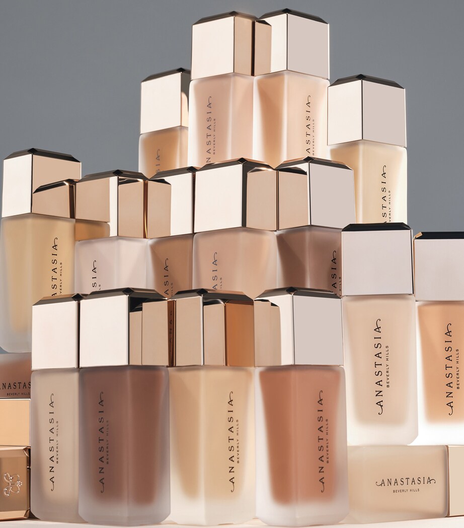 Impeccable Blurring Second-Skin Matte Foundation SHADE 1 00N Image 5