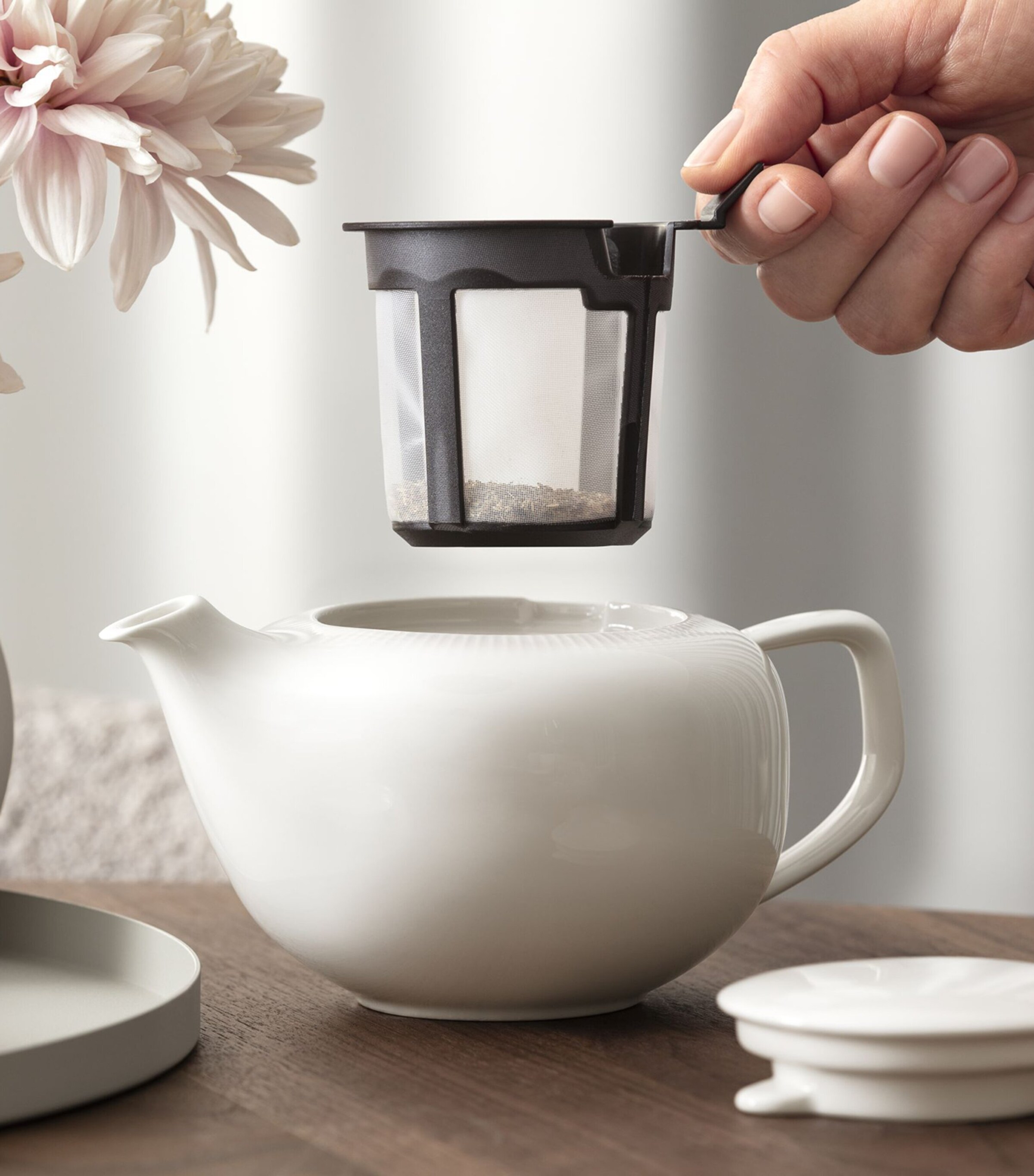 Porcelain Afina Teapot with Filter (440ml) WHITE Image 4