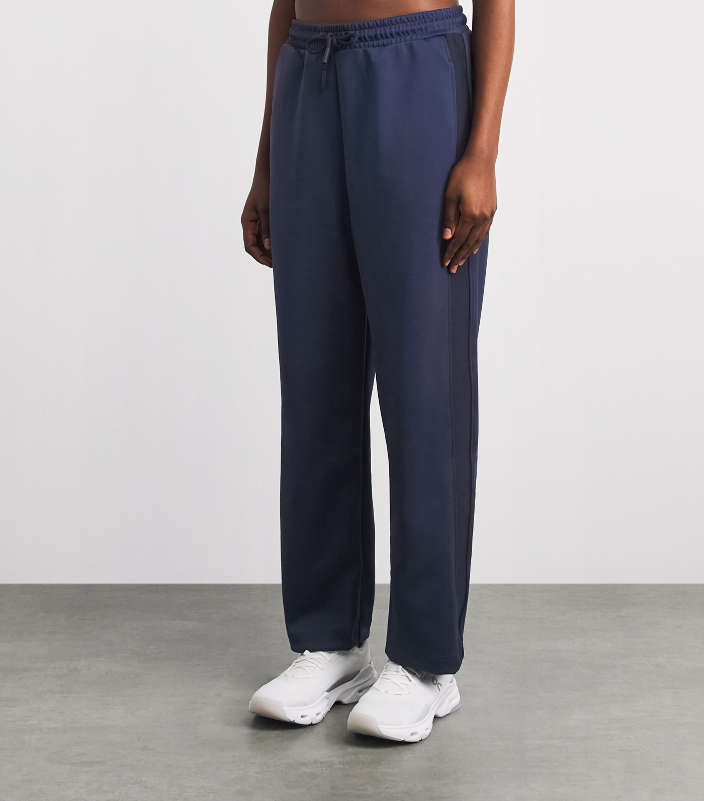 On Womens Courtside Sweatpants Dark Blue Image 4