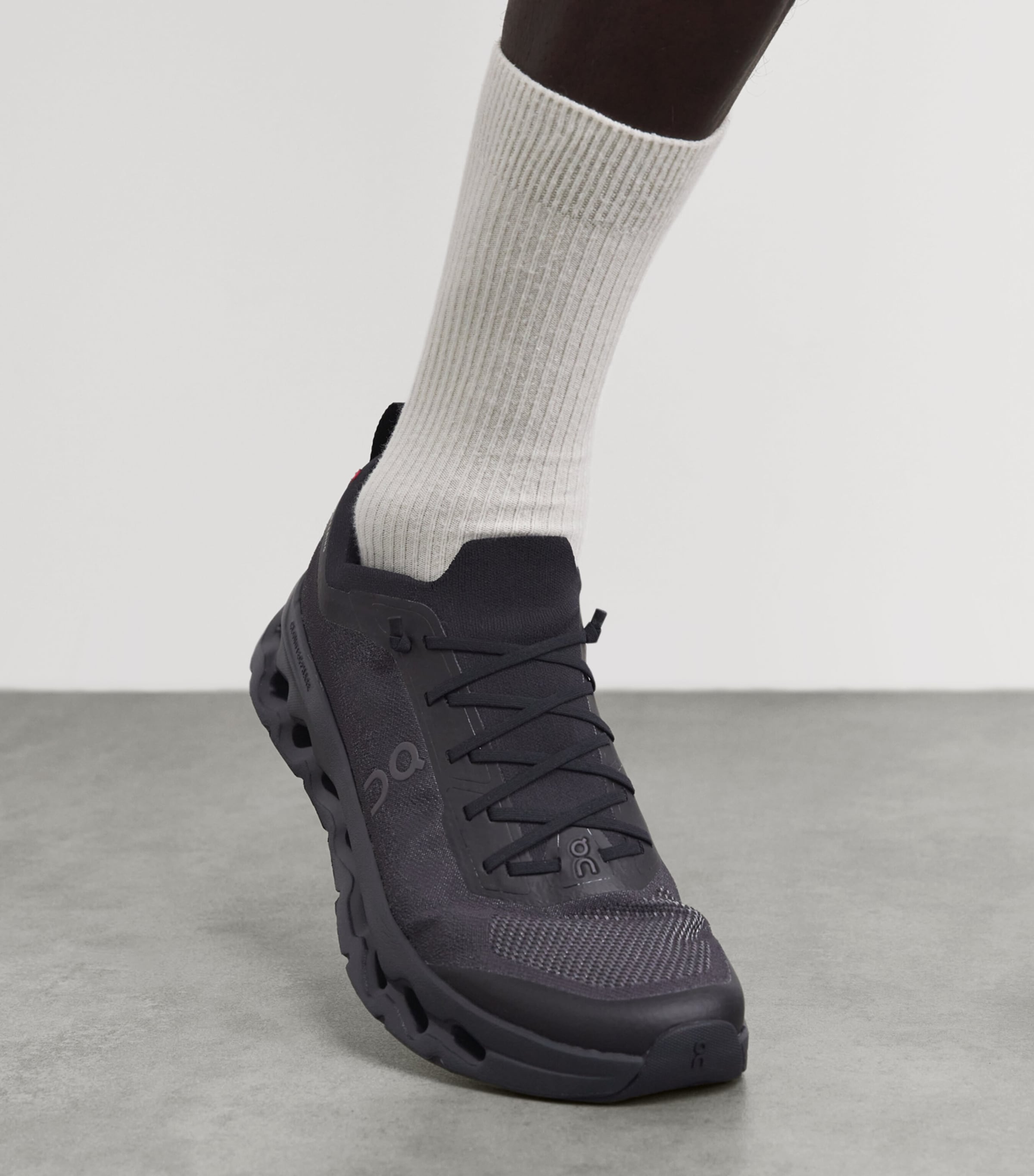 On Mens Cloudtilt Moon Trainers Black/black Image 4