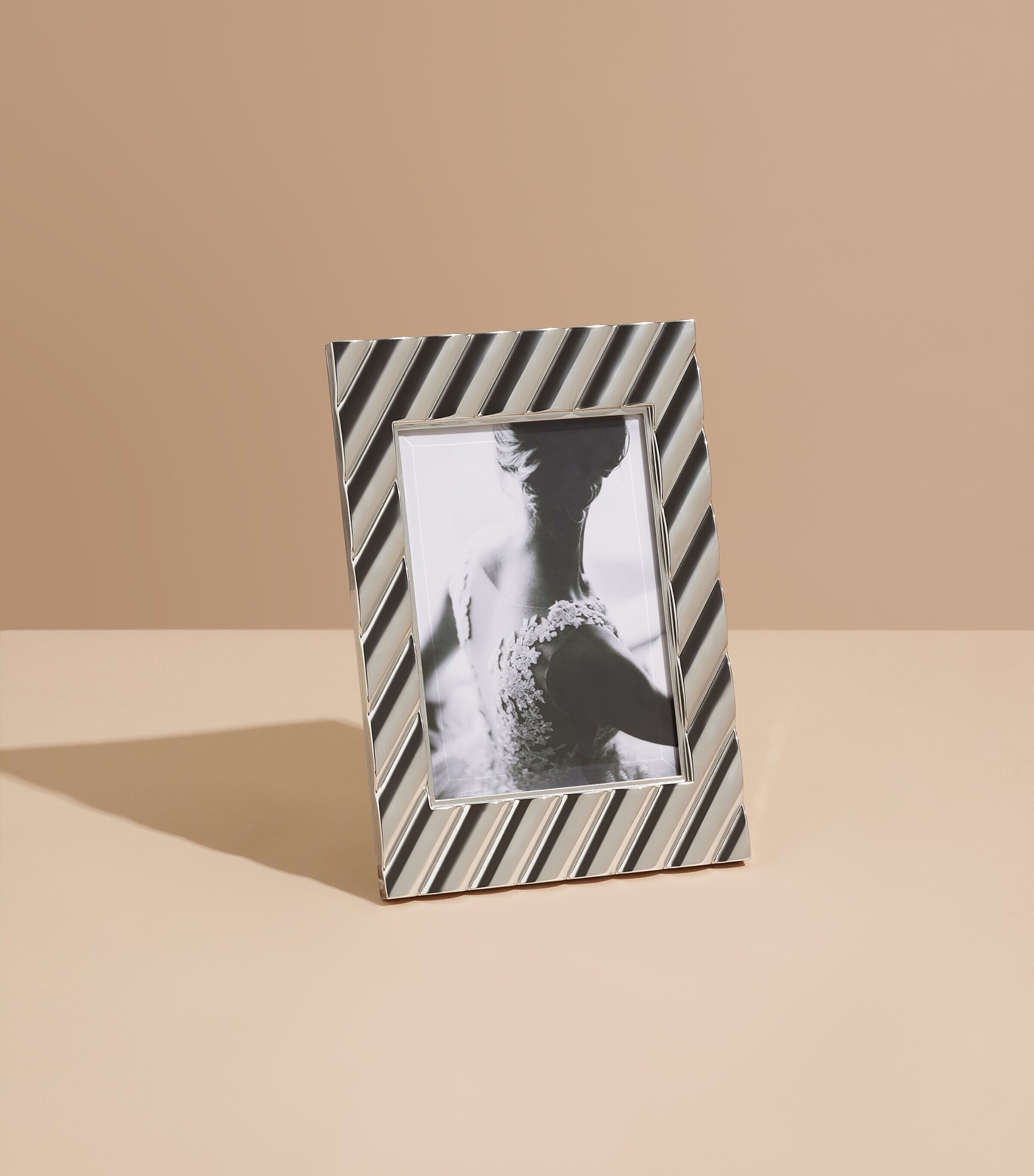 L'Objet Maxime Photo Frame (5” x 7”) Platinum Image 4
