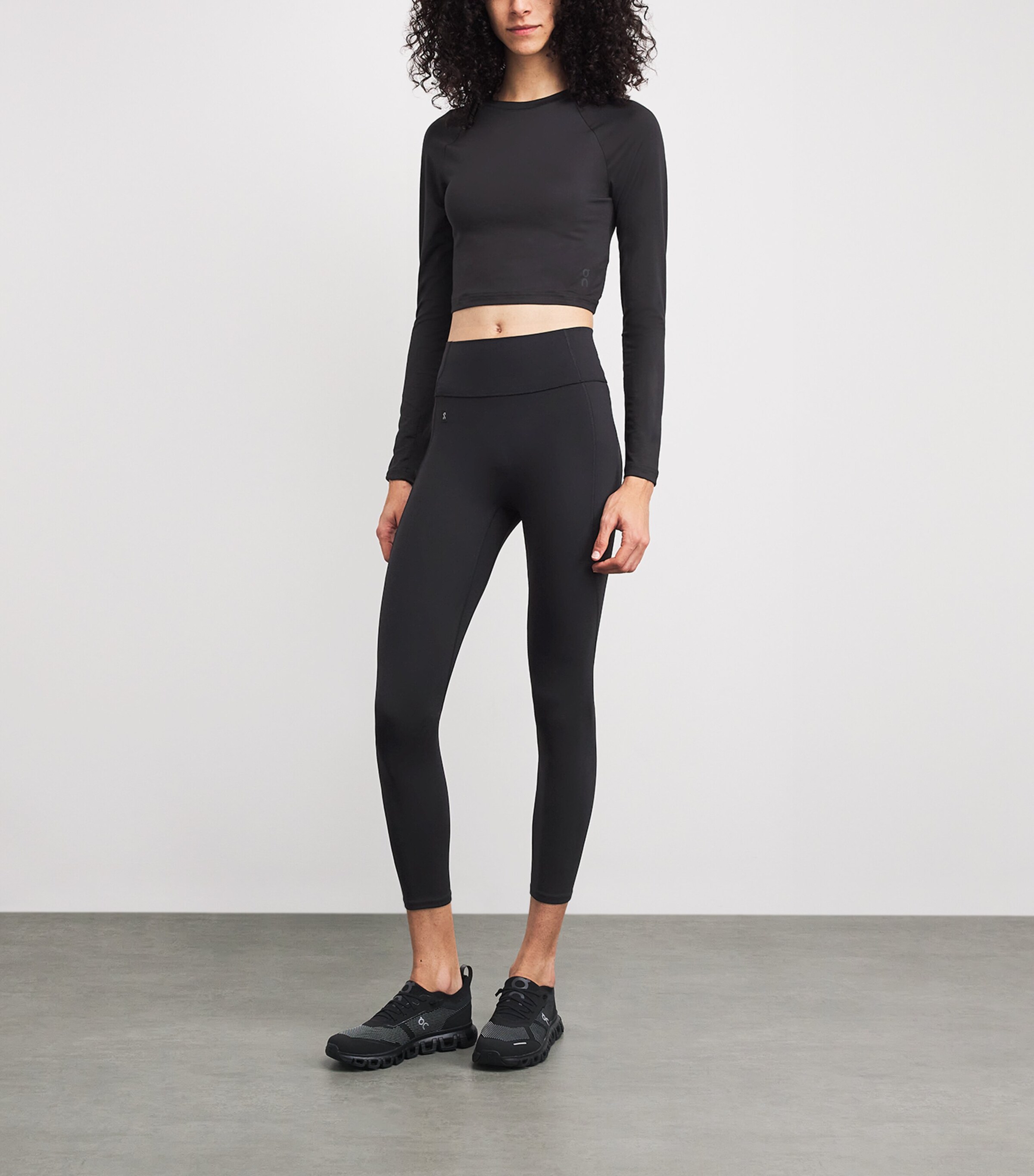 Long-Sleeve Studio Crop Top BLACK Image 2