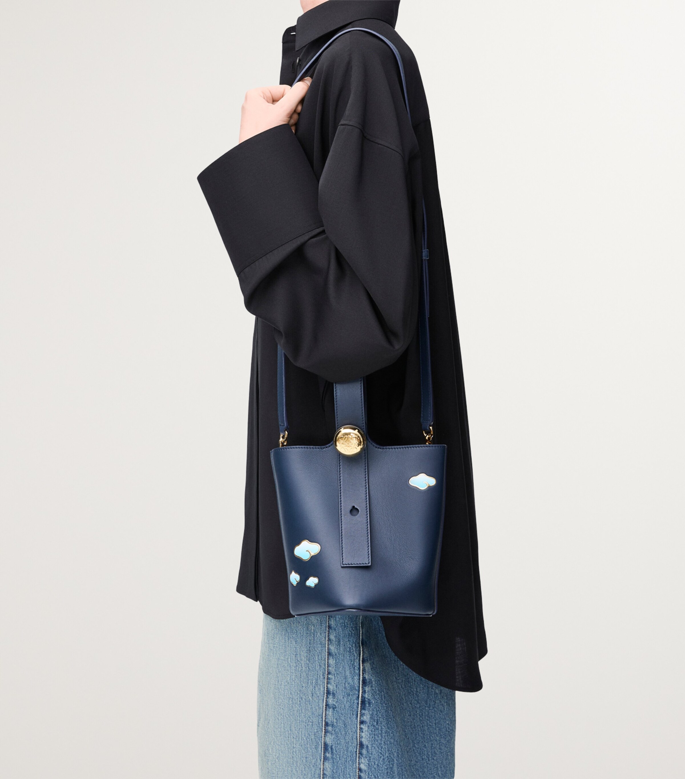 LOEWE x Suna Fujita Leather Clouds Pebble Bucket Bag Dark Ink Image 9