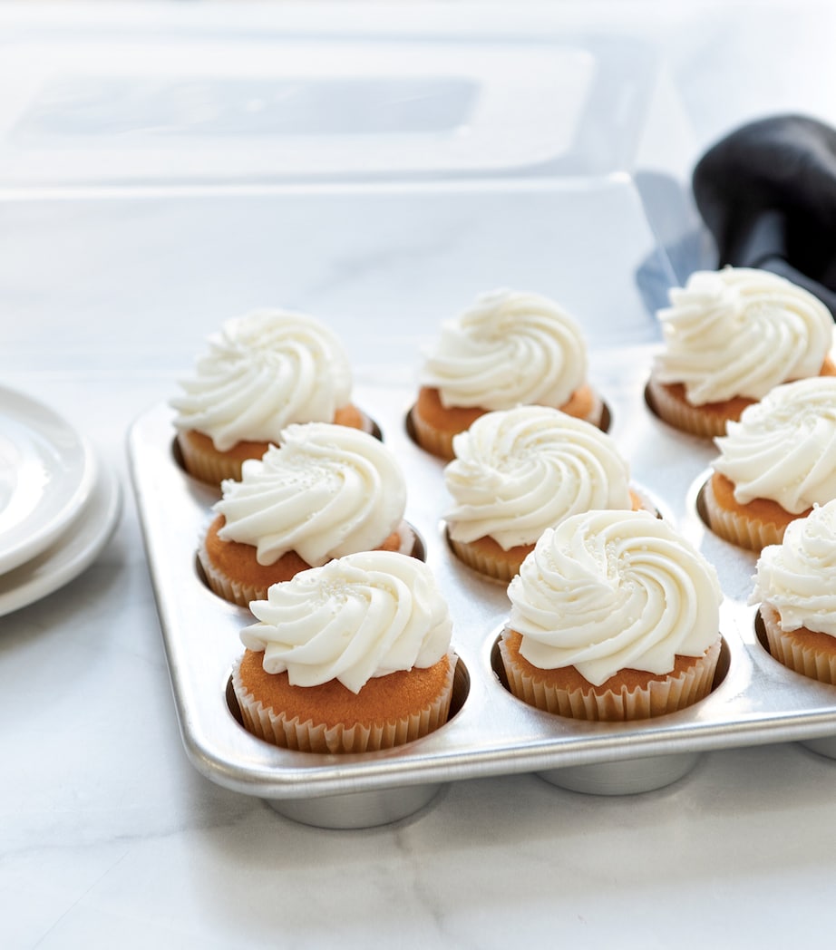 Naturals 12-Cup Muffin Pan with Lid (34cm x 25cm) SILVER Image 2