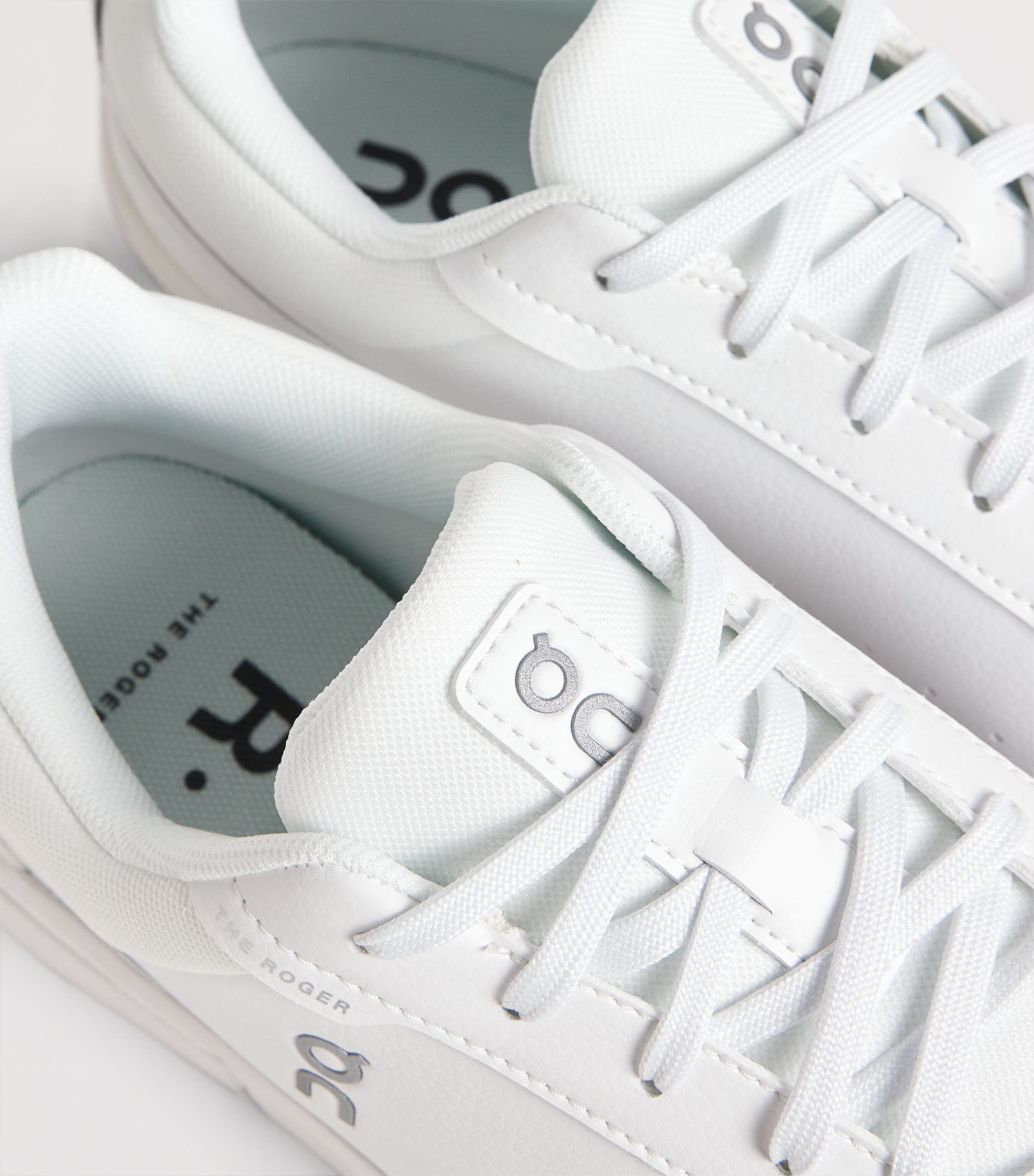 On Mens THE ROGER Advantage Sneakers White | White Image 7