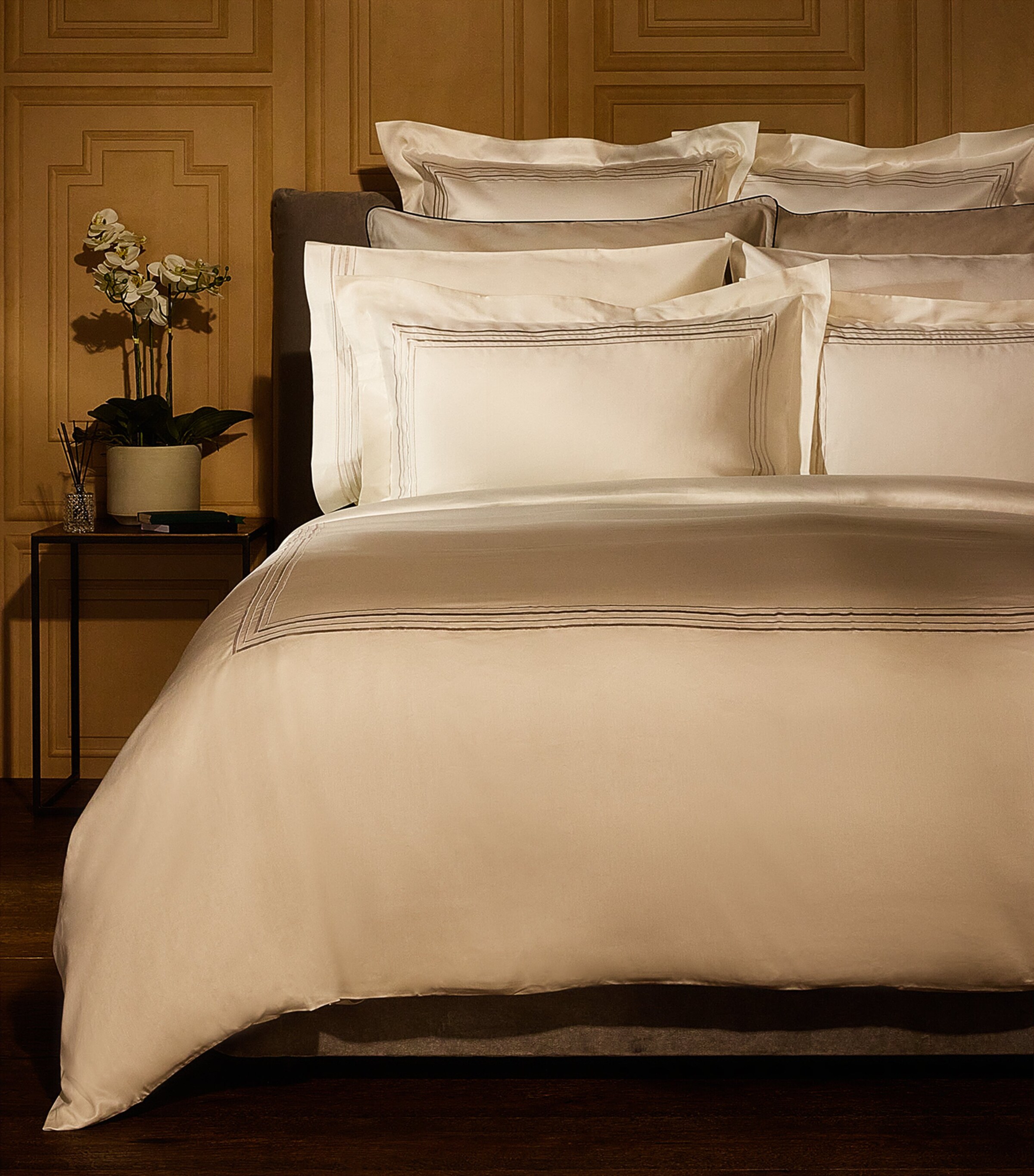 Harrods of London Mayfair Oxford Pillowcase Pair (50cm x 75cm) Cream/sand Image 2