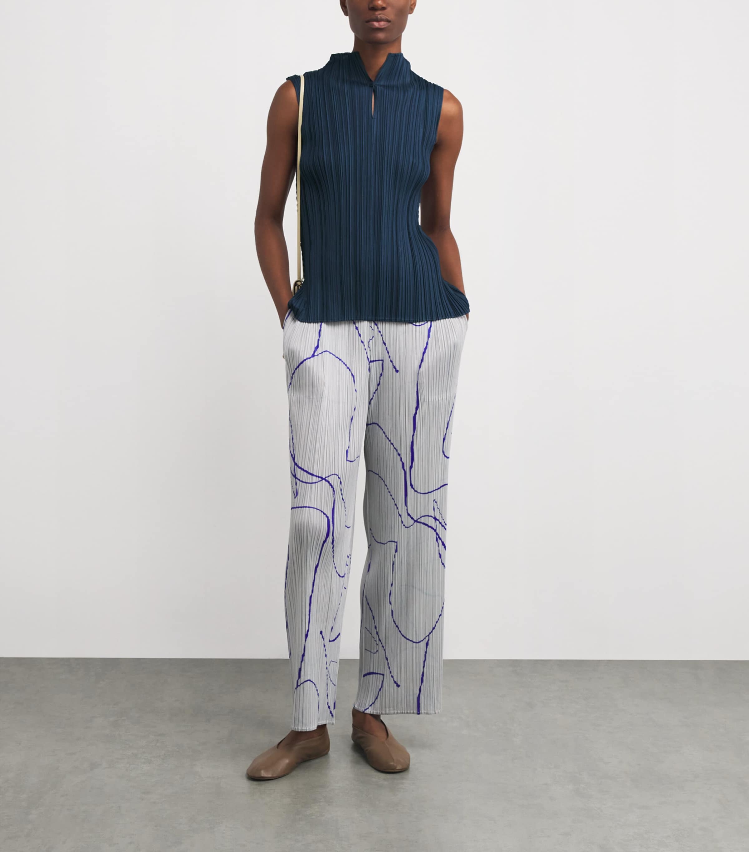 10/7まで値下げ　MELLOW PLEATS 定価　58,300円 Pleats Please Issey Miyake Blue Mellow Pleats Top | Harrods US