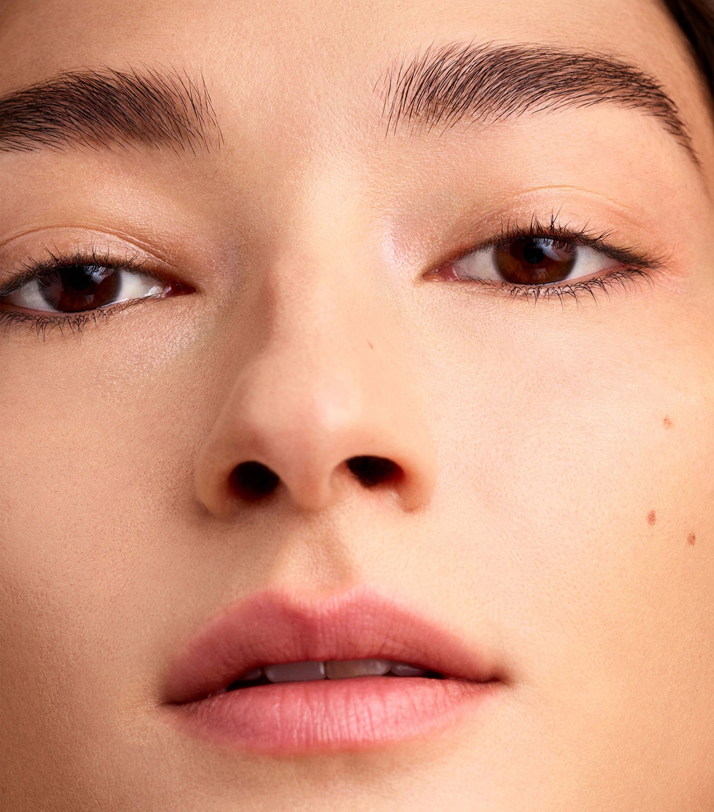 Vital Skin Foundation Stick ATELIER III Image 2