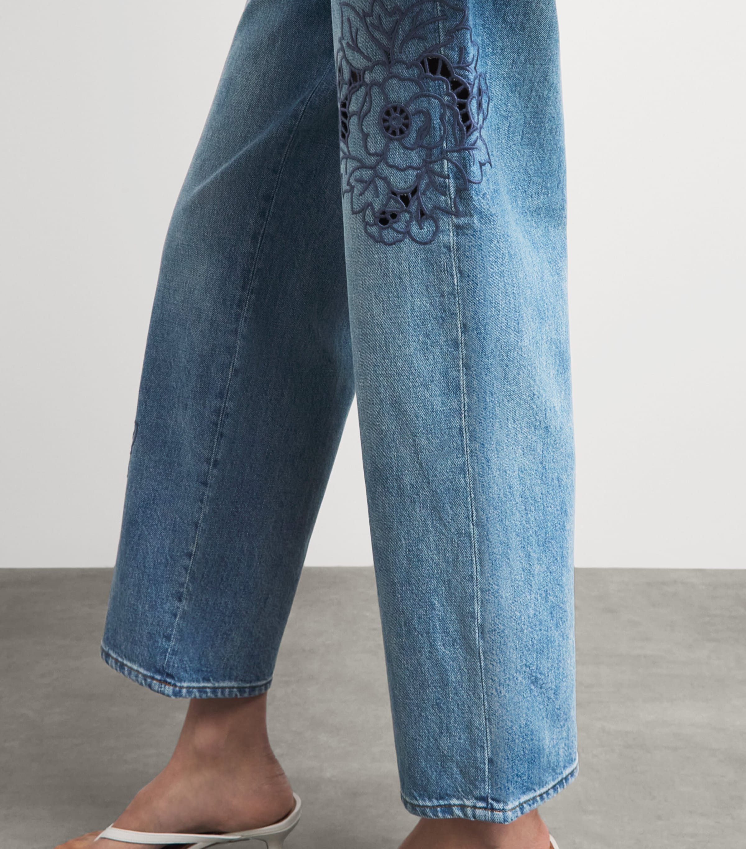 PAIGE Womens Embroidered Rylann Straight Jeans Sail On Embroidered Image 3