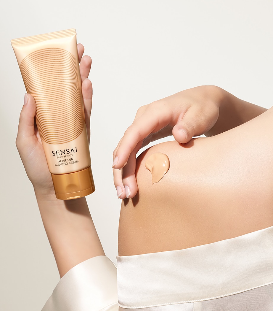 Silky Bronze After Sun Glowing Cream (150ml) NO COLOUR Image 3