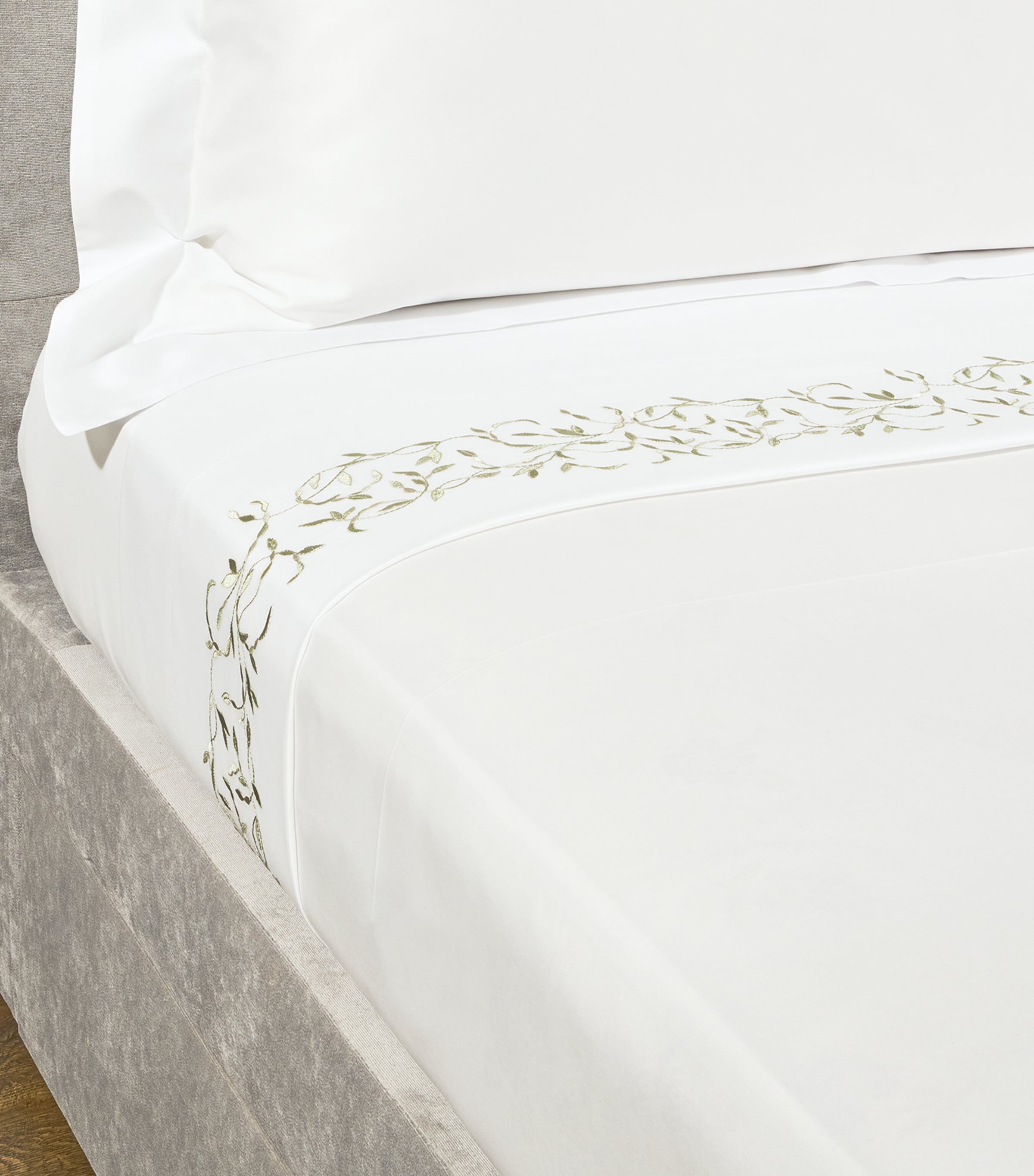 Harrods of London Tresco Embroidered Super King Duvet Cover Set (260cm x 220cm) White/sage Image 4