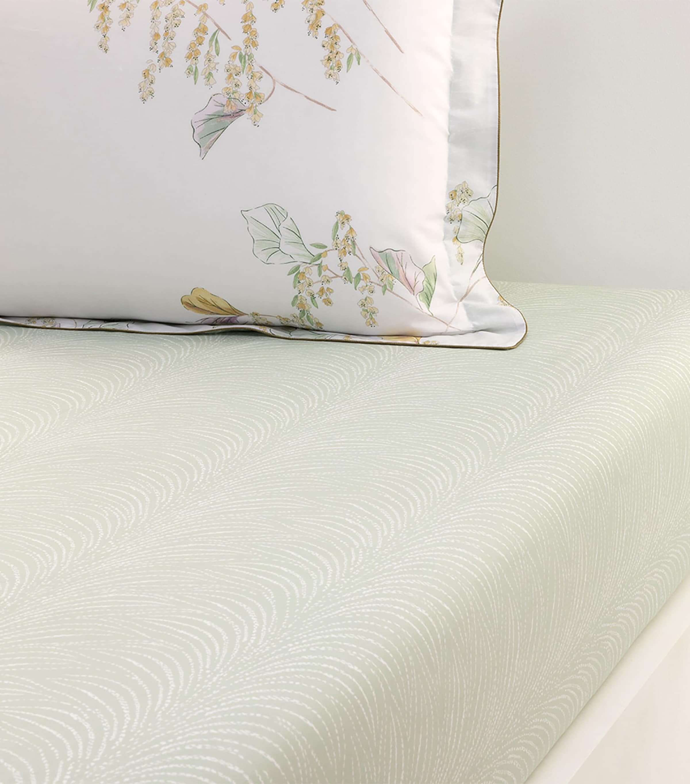 Yves Delorme Pollen King Fitted Sheet In White