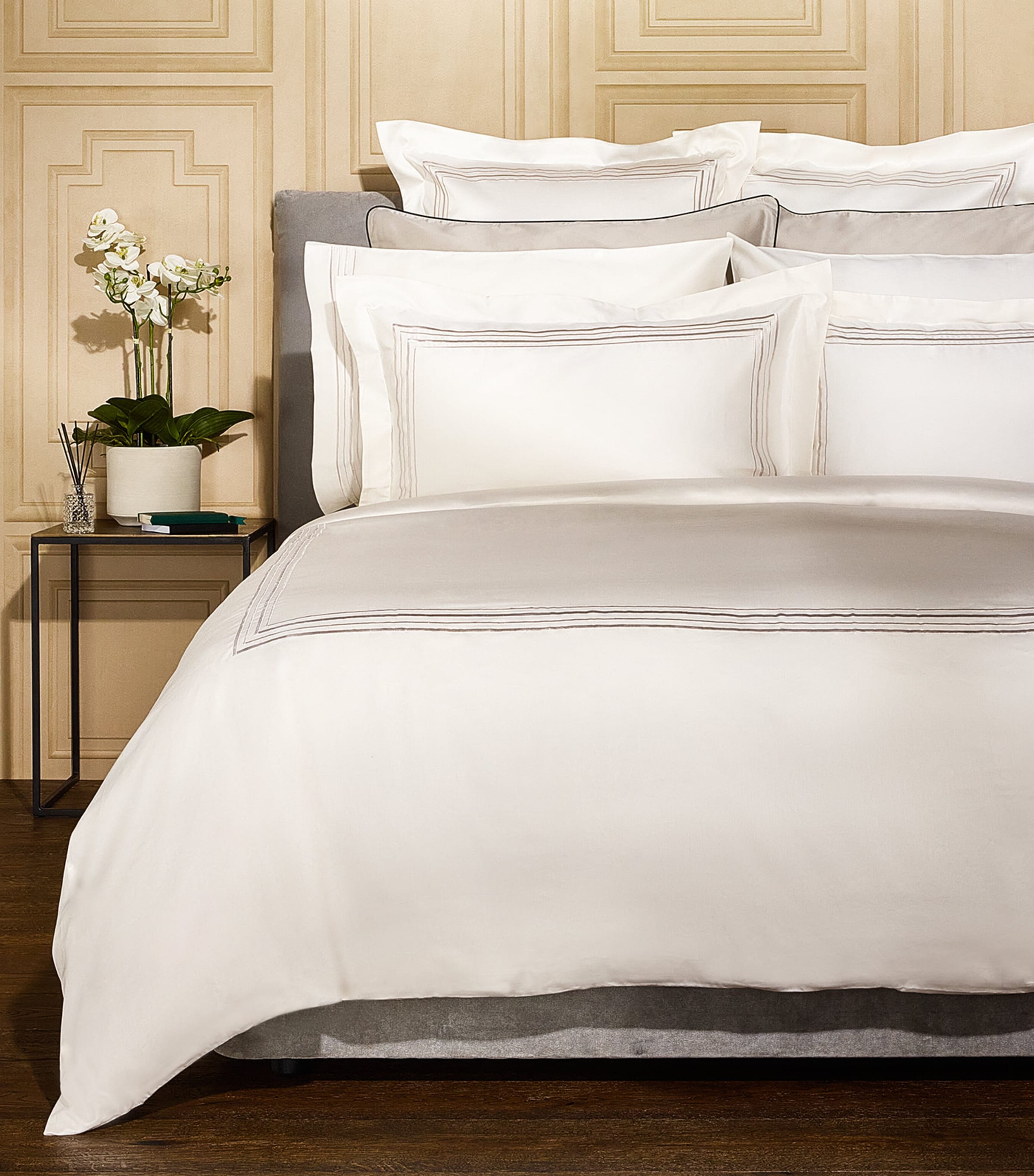 Harrods of London Mayfair Oxford Pillowcase Pair (50cm x 75cm) Cream/sand Image 1