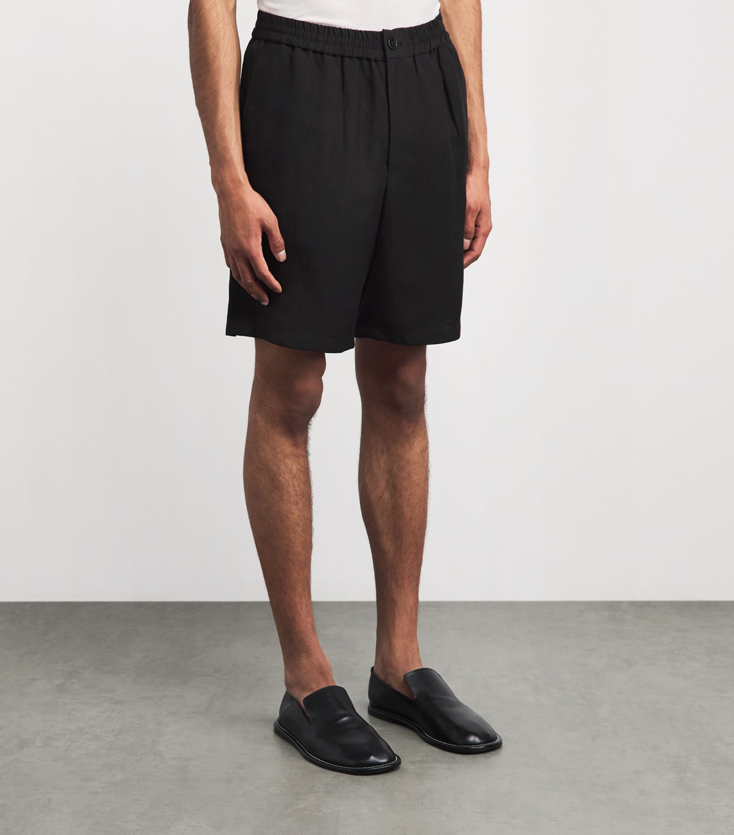 AMI Paris Mens Mid-Rise Straight Shorts Noir Image 4