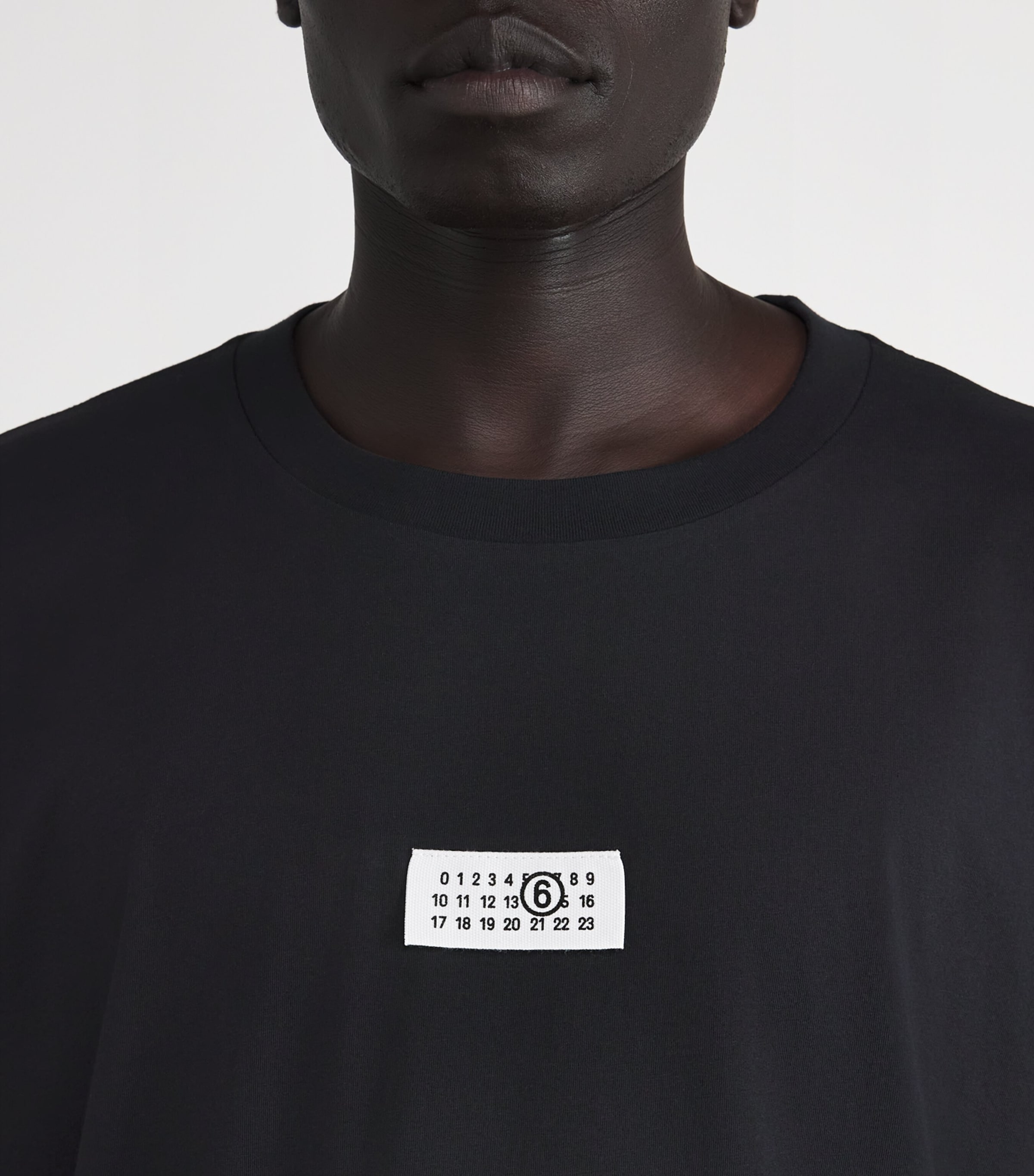 Tシャツ・カットソー MM6 Maison Margiela 'Numeric signature MM6' patch t-shirt Maison Margiela MM6 Mens Numeric Patch T-Shirt in Black