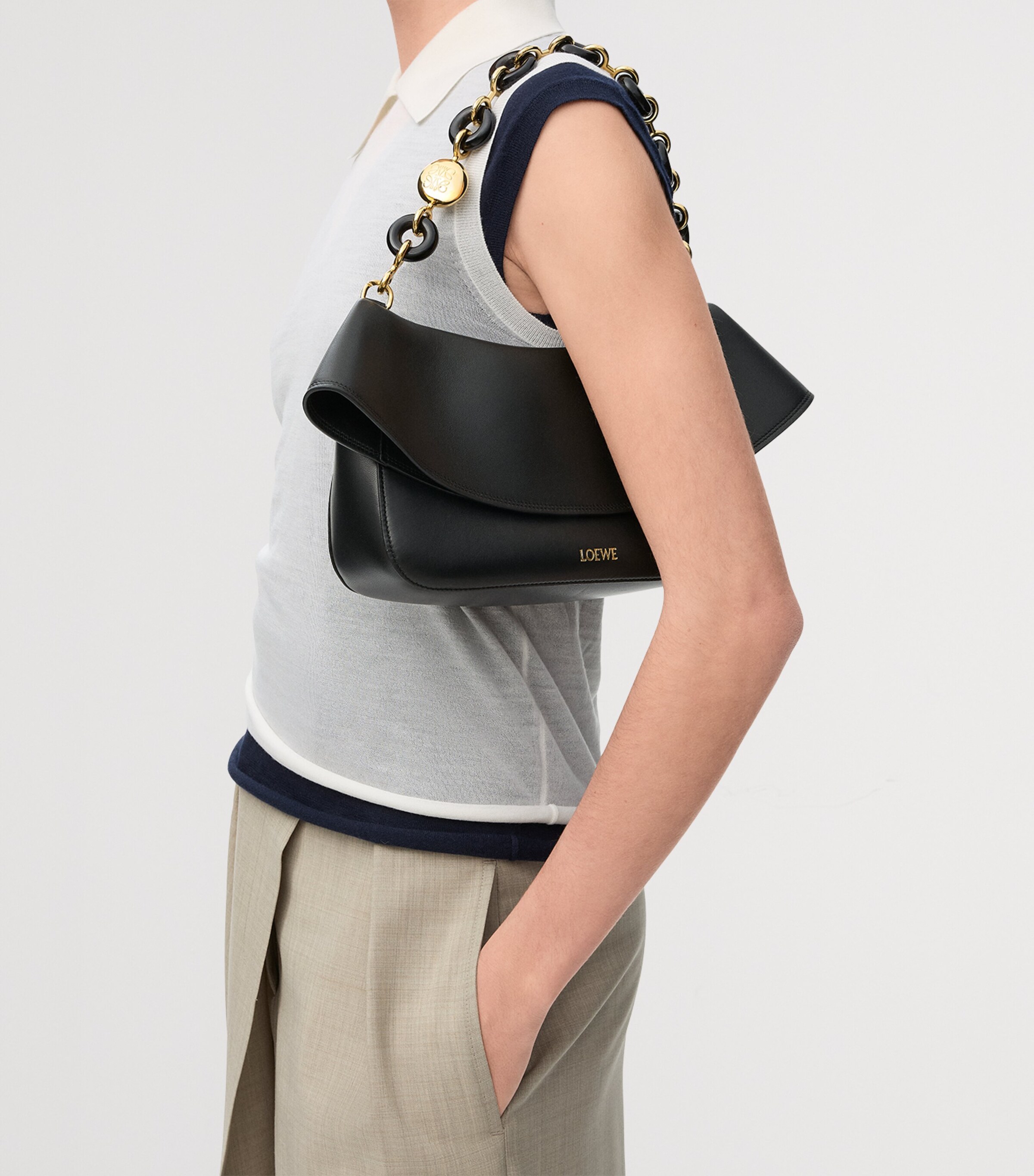 Medium Leather Ola Shoulder Bag BLACK Image 10