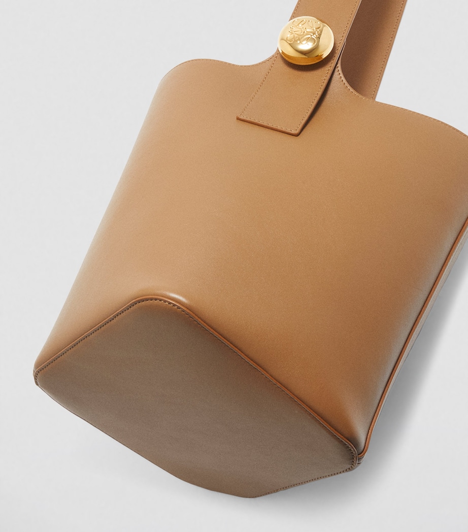 Medium Pebble-Calfskin Bucket Bag OAK Image 7