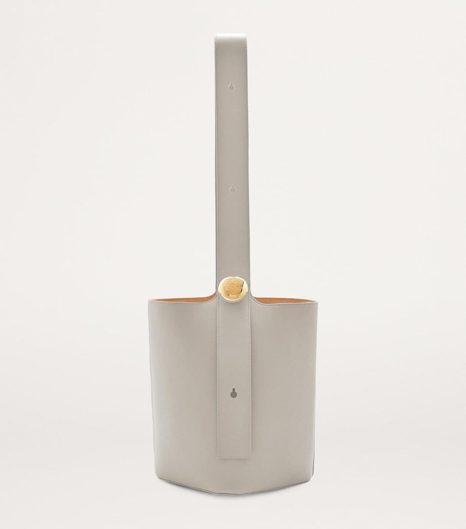 Medium Leather Pebble Bucket Bag SHELL GREY Image 2