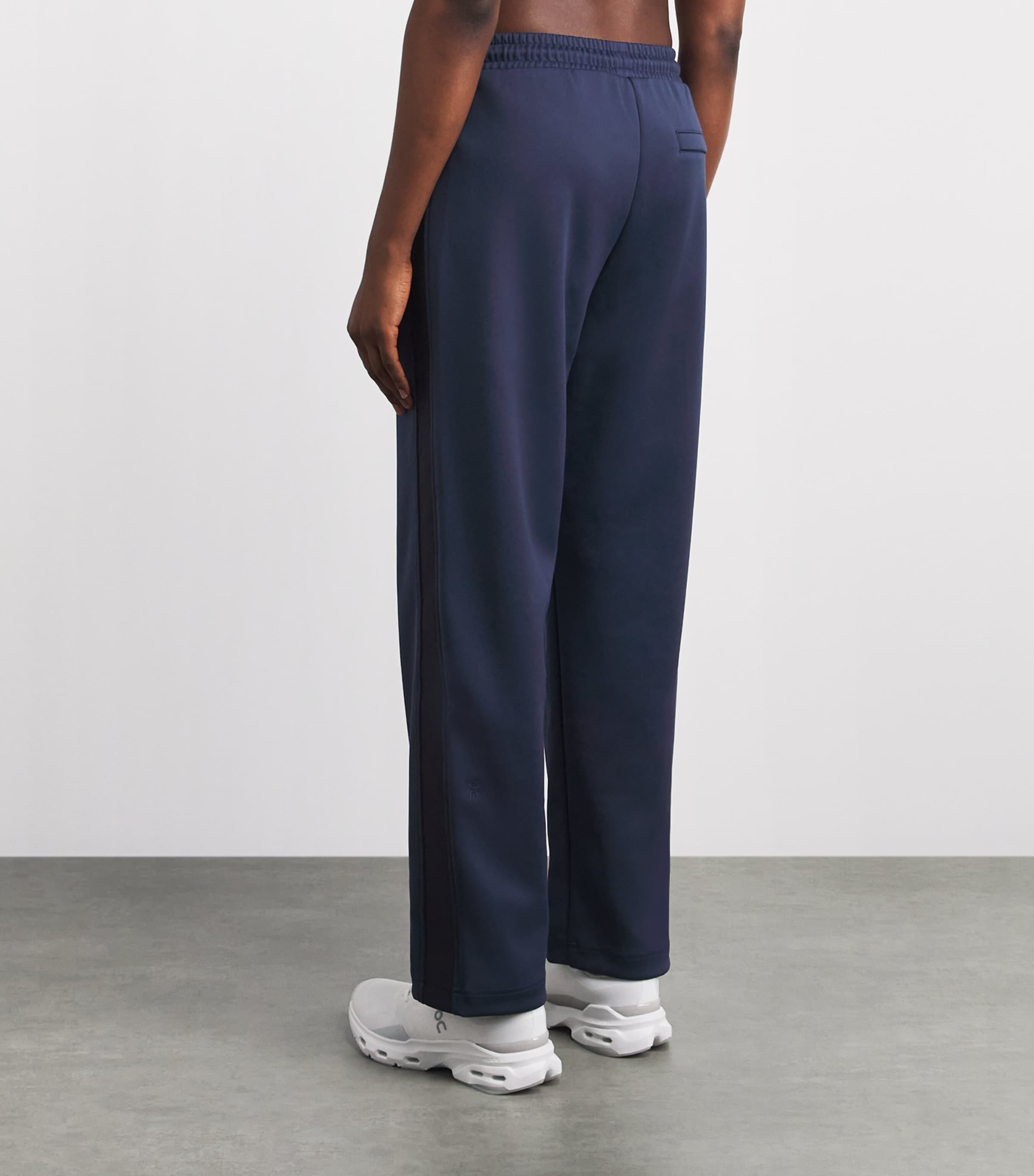 On Womens Courtside Sweatpants Dark Blue Image 5