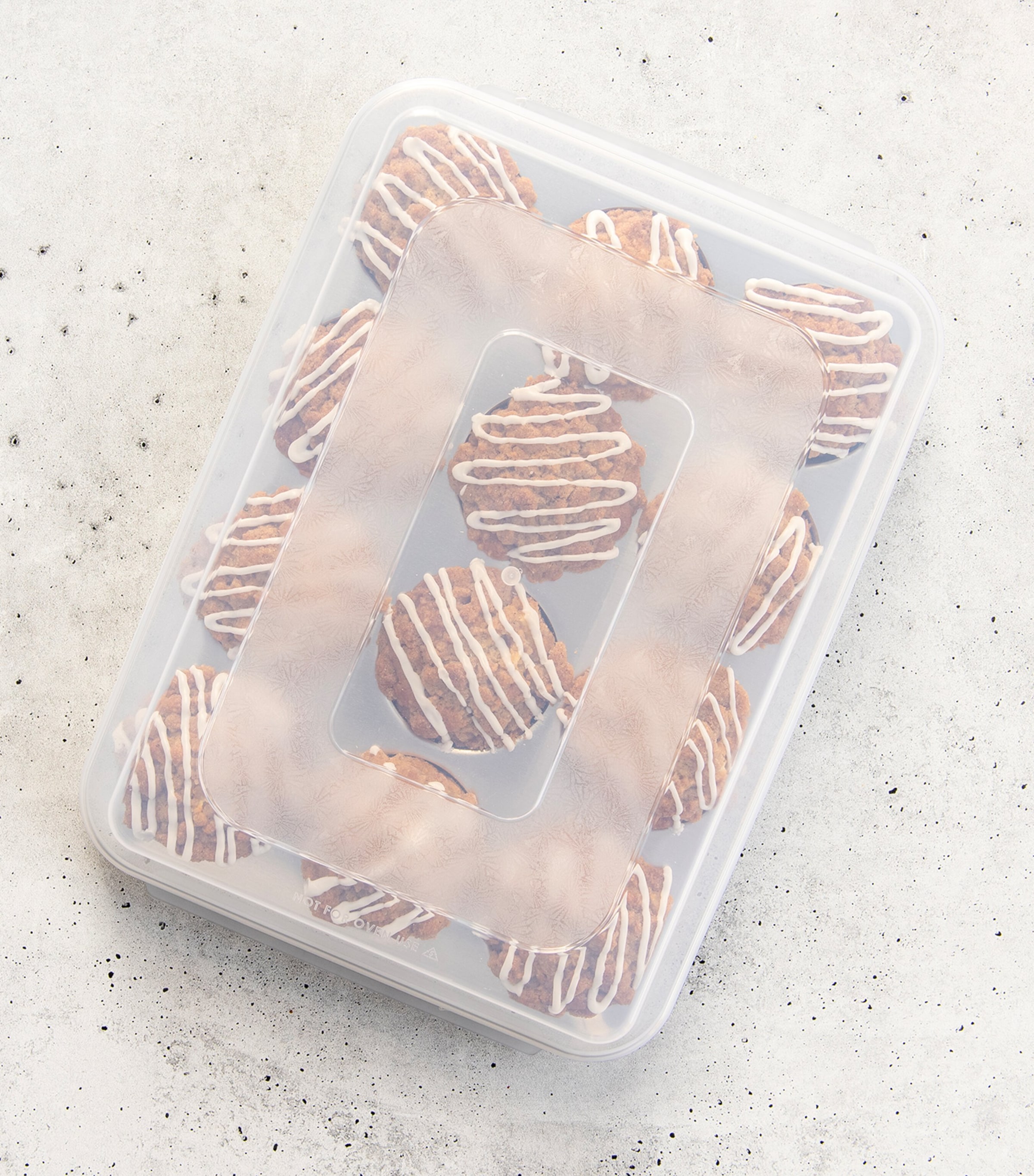 Naturals 12-Cup Muffin Pan with Lid (34cm x 25cm) SILVER Image 6