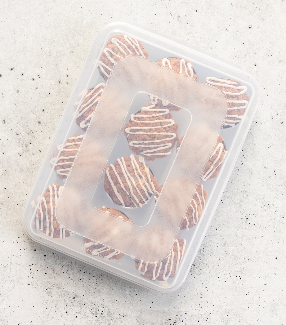 Naturals 12-Cup Muffin Pan with Lid (34cm x 25cm) SILVER Image 6