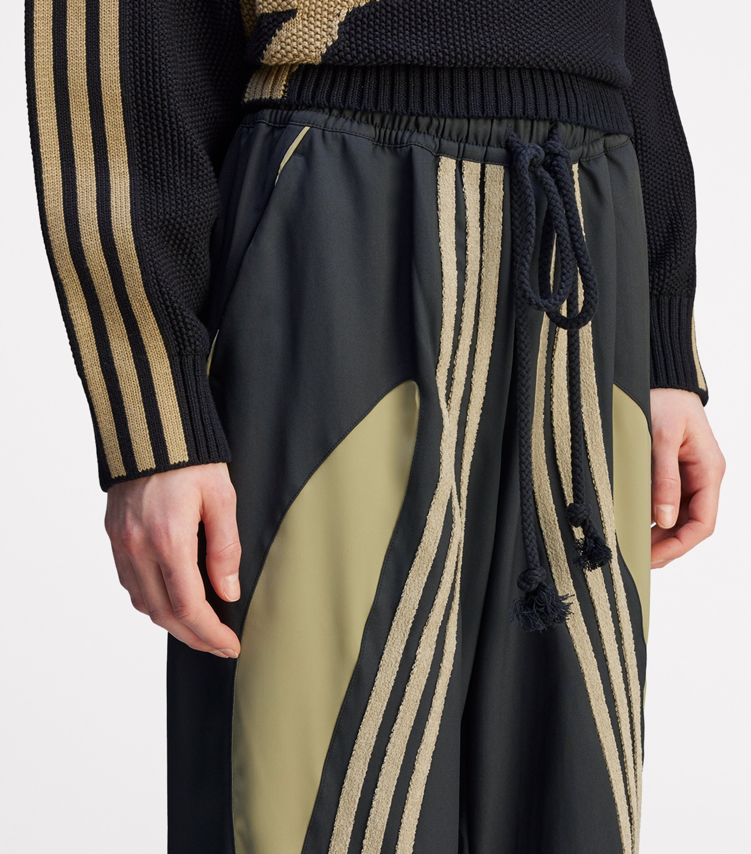 パンツ adidas x Song For the Mute Track Pants adidas x Song For The Mute – Three Stripe Track Pant Black/Brown