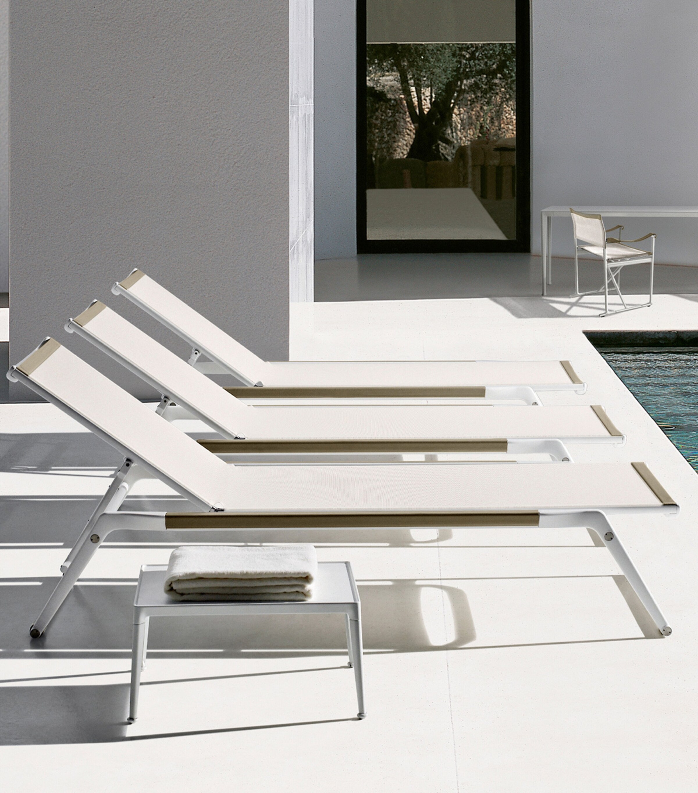 B&B Italia Mirto Cushioned Sunbed White Image 4