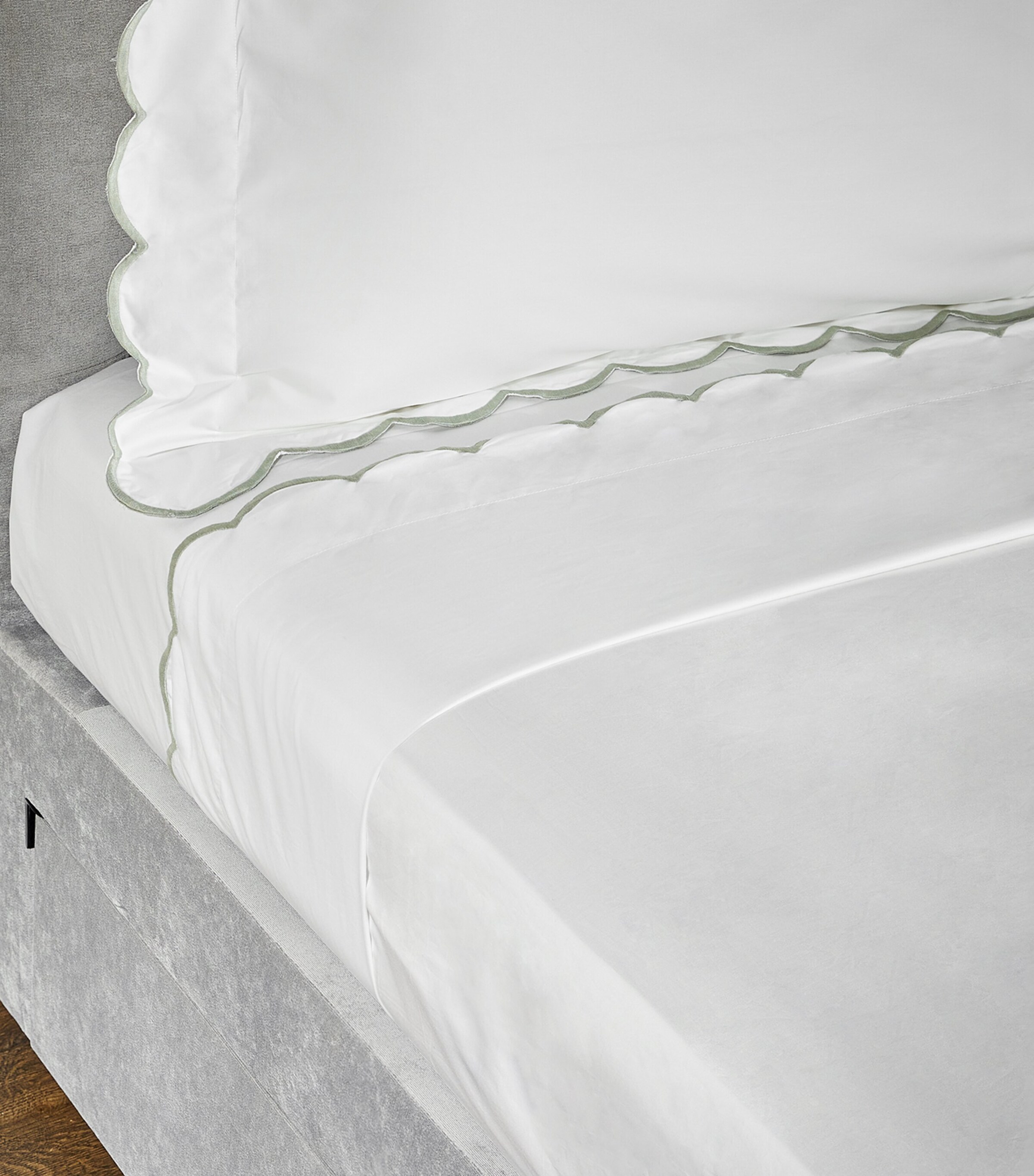Harrods of London Egyptian Cotton Parisian Super King Bedding Set (260cm x 220cm) White/sage Image 4