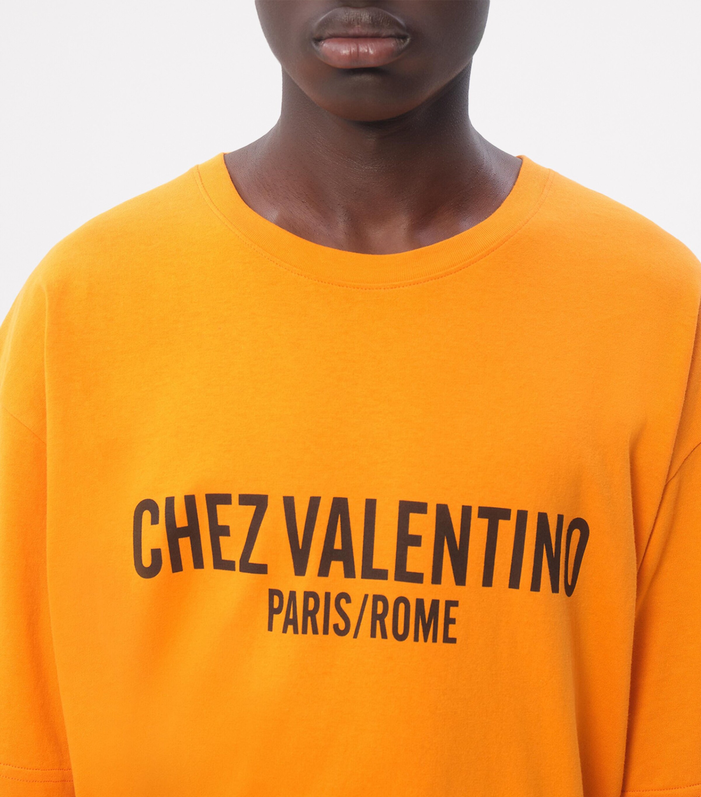 【関税込み】Valentino オレンジ Chez Valentino Tシャツ Valentino Cotton Chez Valentino T-Shirt | Harrods US