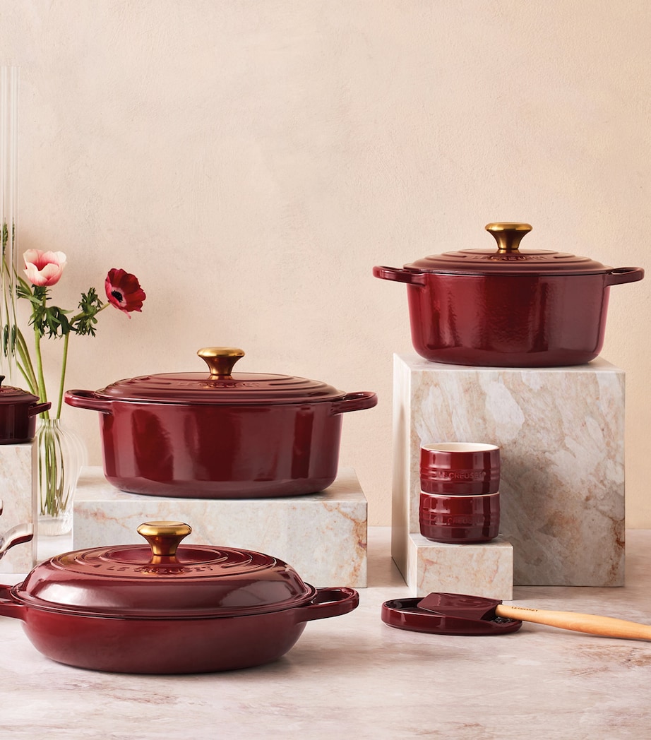 Cast Iron Round Casserole Dish (26cm) GARNET Image 5