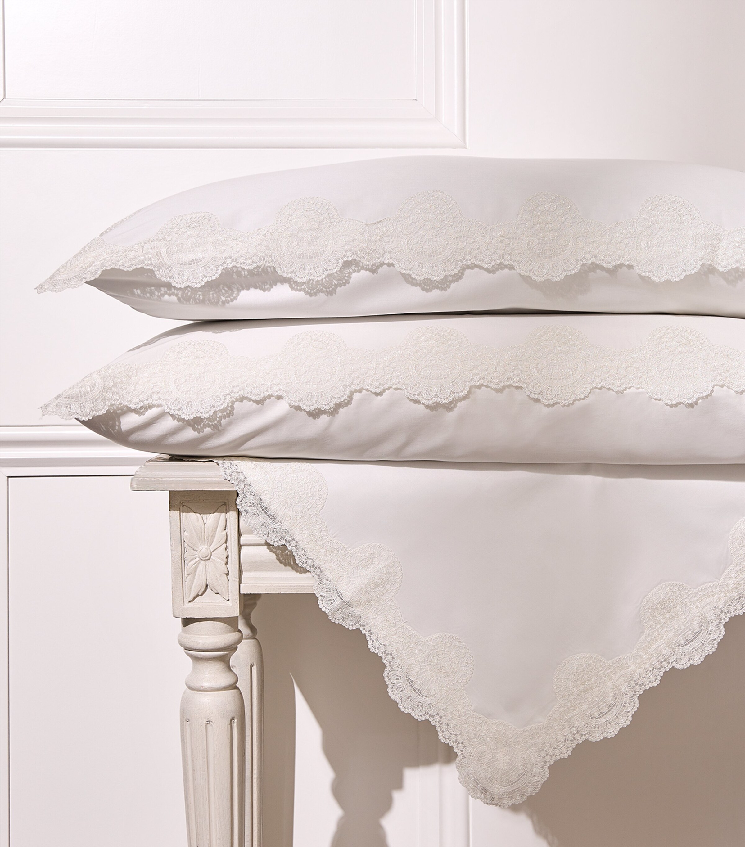 Harrods of London Éventail Square Pillowcase Pair (65cm x 65cm) Ivory/ivory Image 5