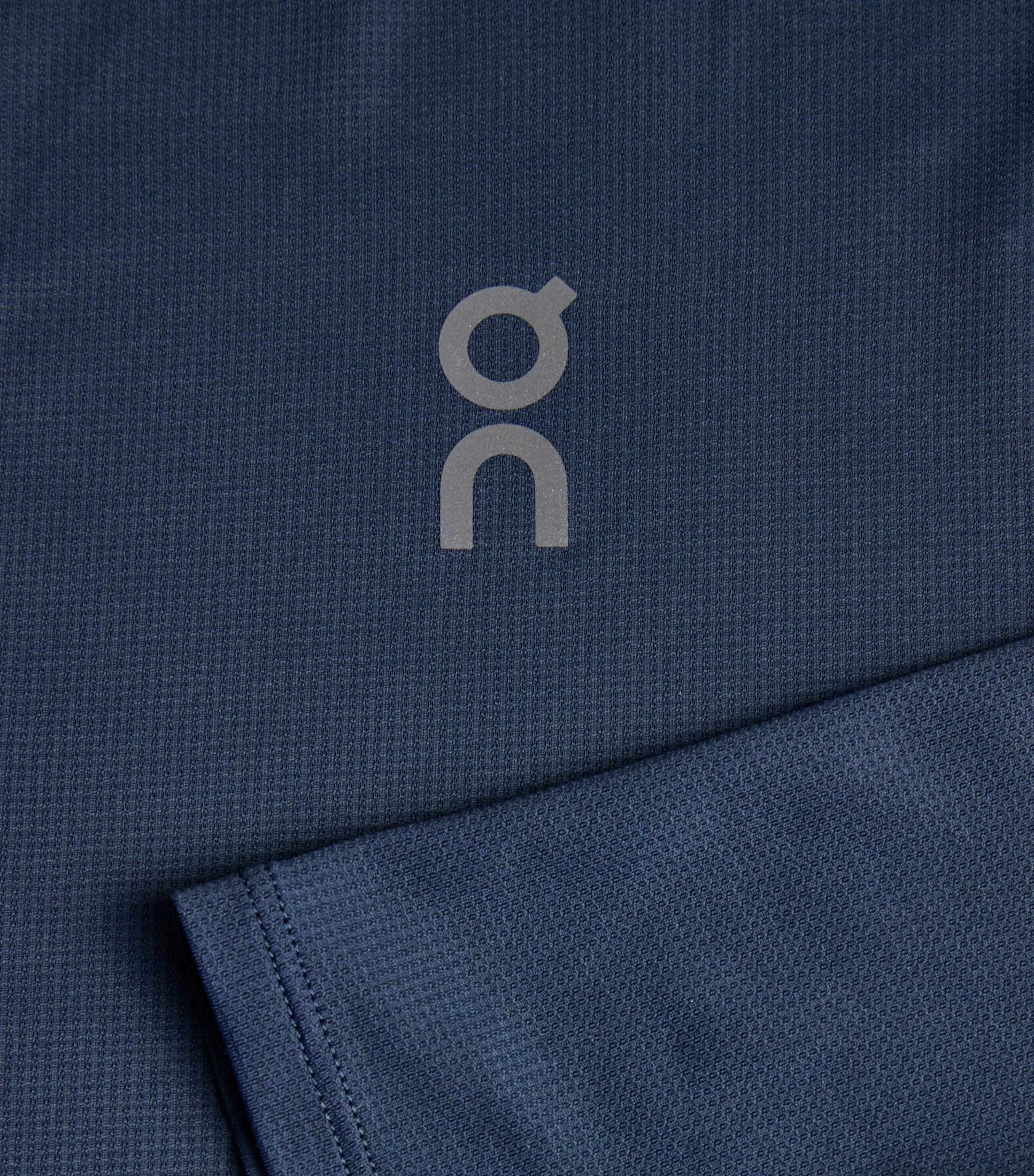 On Mens Performance Long-Sleeve Running T-Shirt Navy | Black Image 6