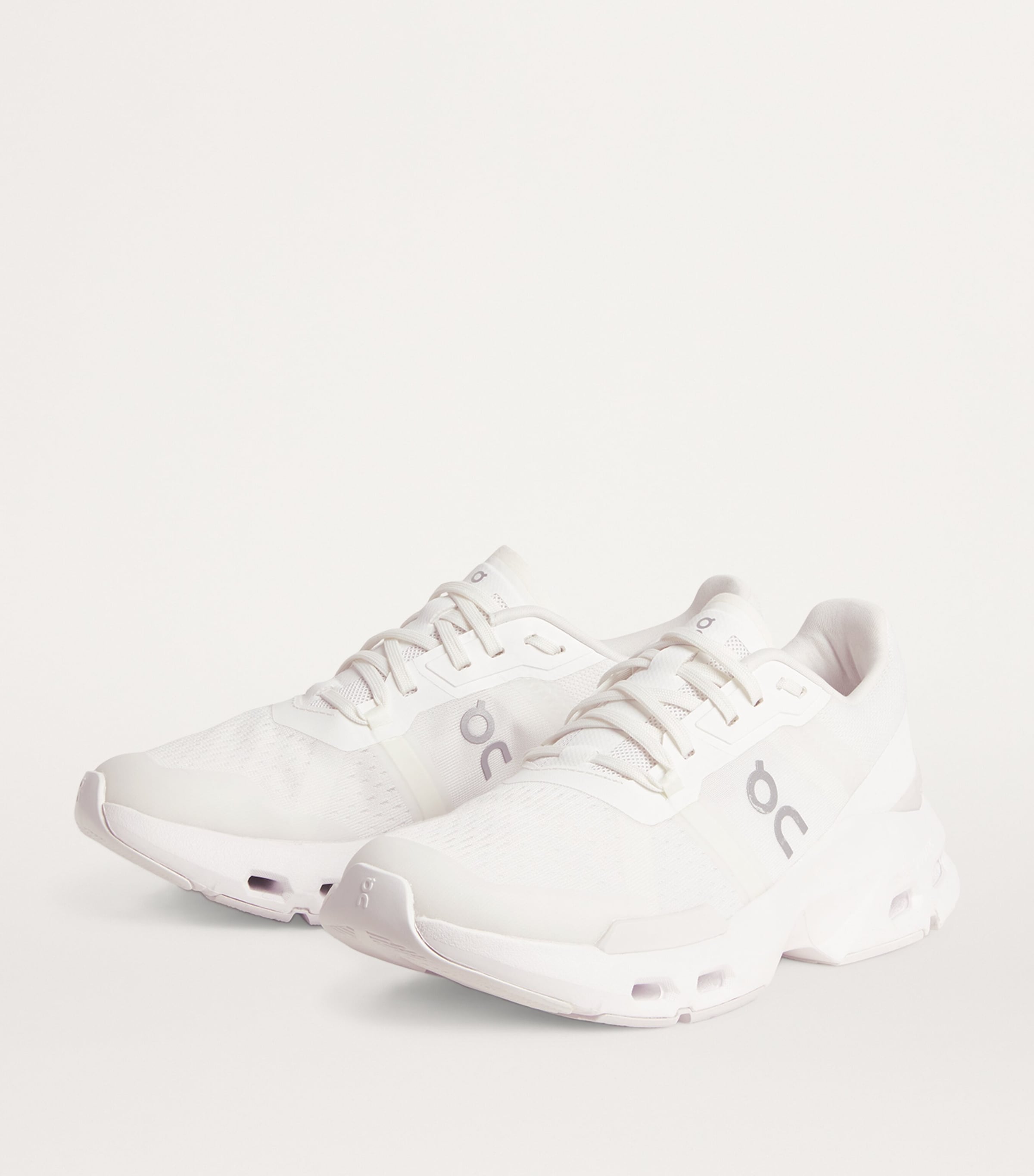 On Cloudpulse Trainers White | Frost Image 3